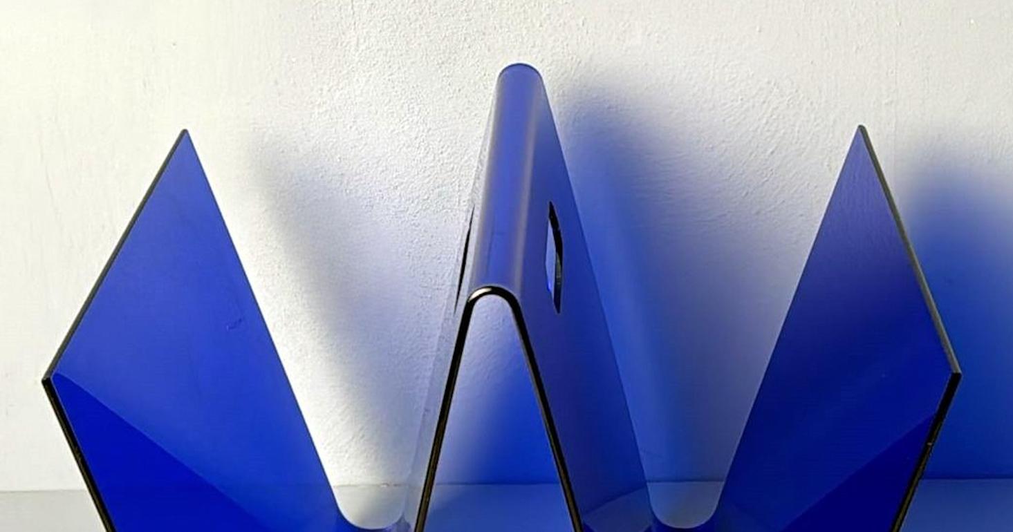 Estilo de la Era Espacial  Revistero italiano de plexiglás azul en venta 4
