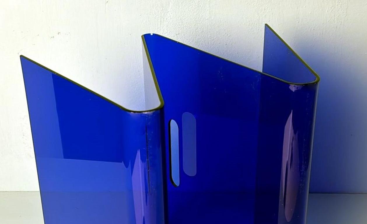 Estilo de la Era Espacial  Revistero italiano de plexiglás azul en venta 5