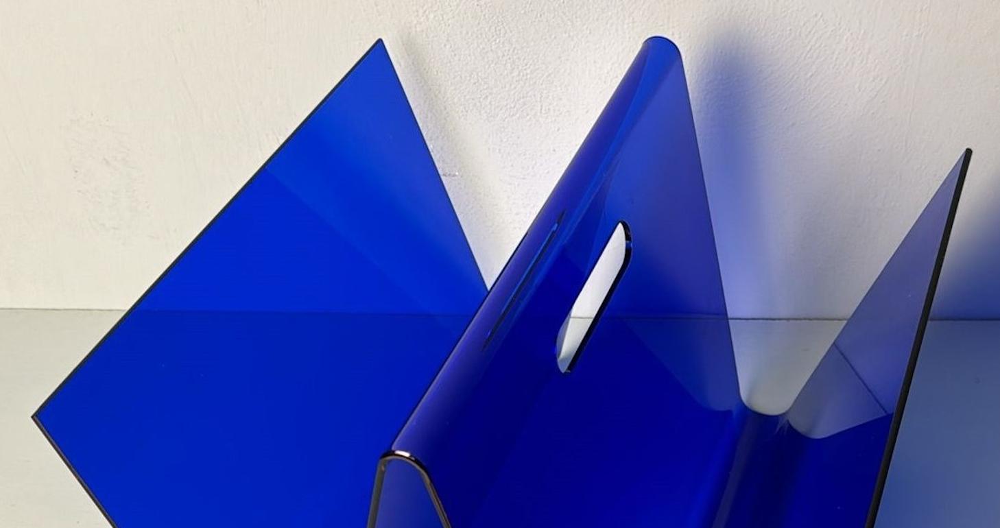Estilo de la Era Espacial  Revistero italiano de plexiglás azul en venta 6