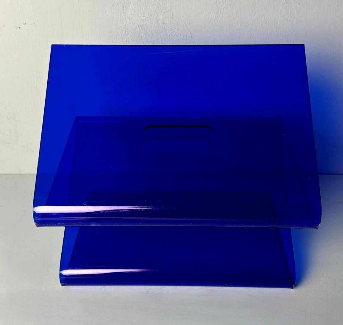 Estilo de la Era Espacial  Revistero italiano de plexiglás azul en venta 7