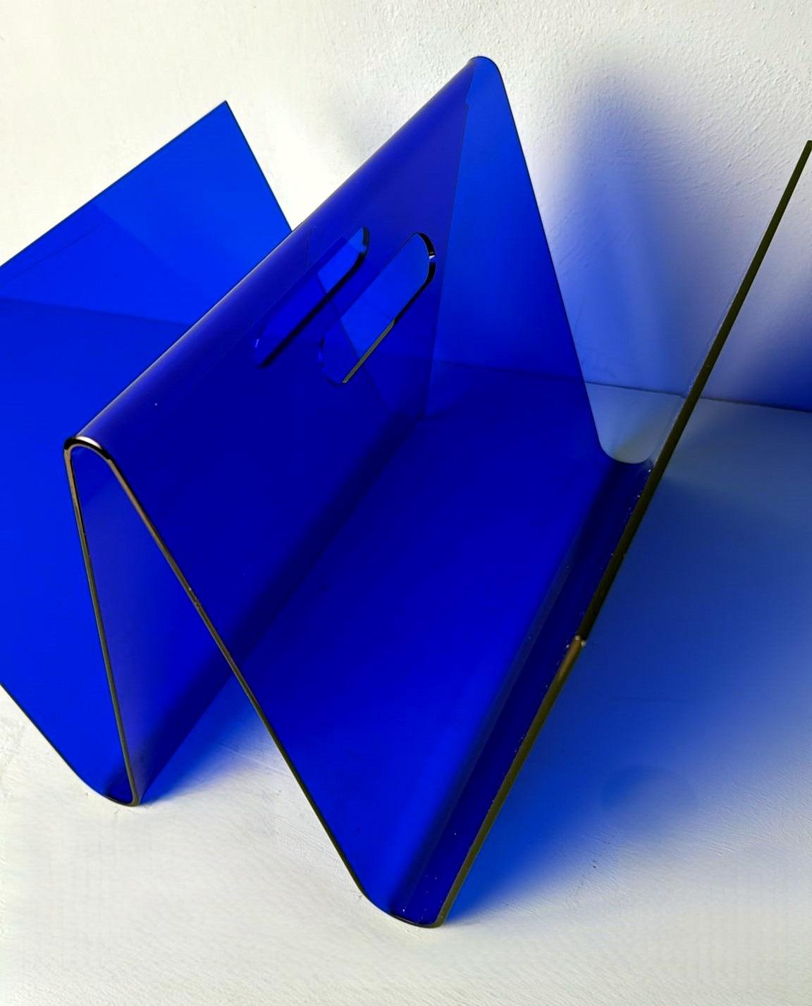 Estilo de la Era Espacial  Revistero italiano de plexiglás azul en venta 8