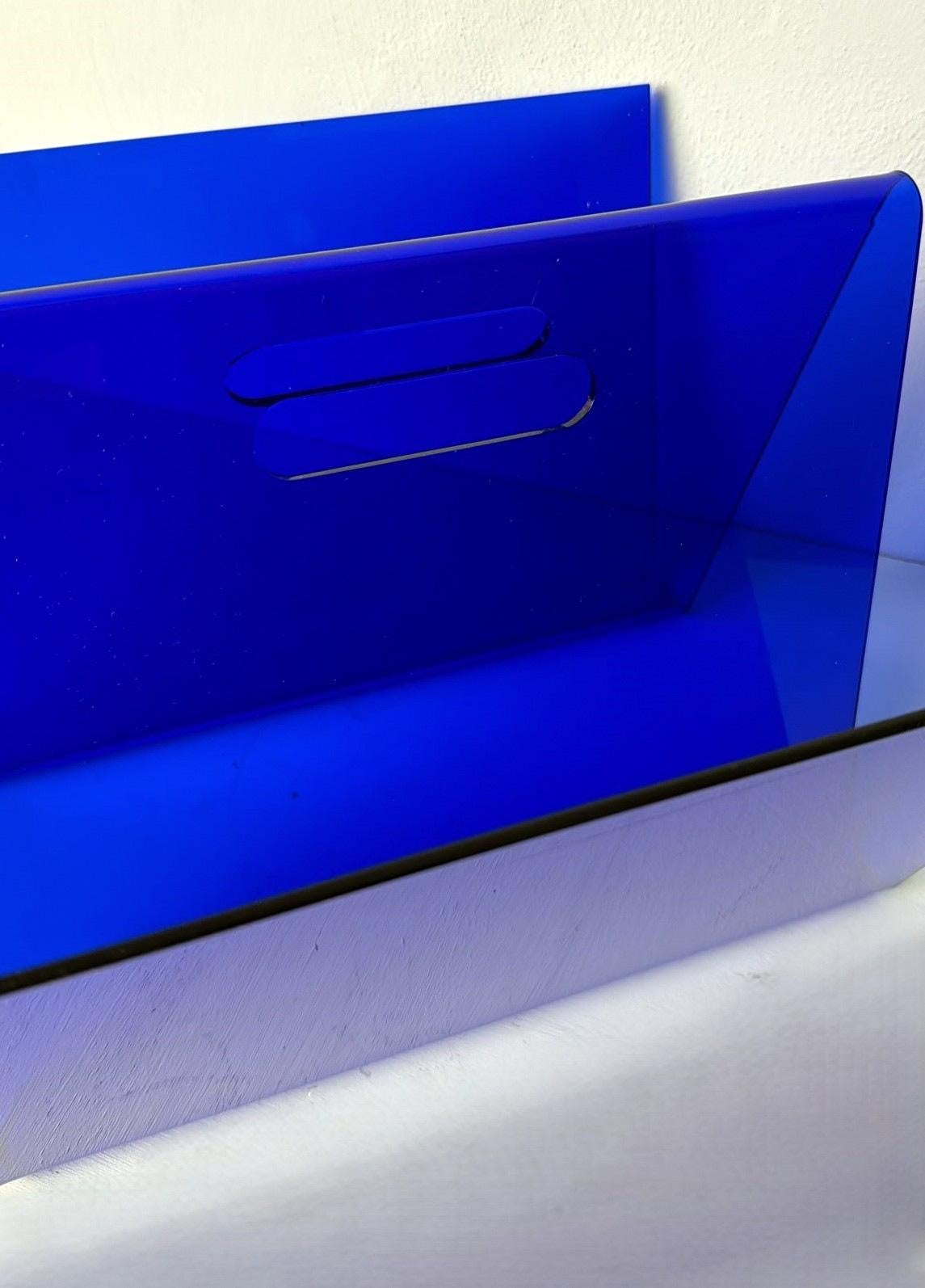 Estilo de la Era Espacial  Revistero italiano de plexiglás azul en venta 9