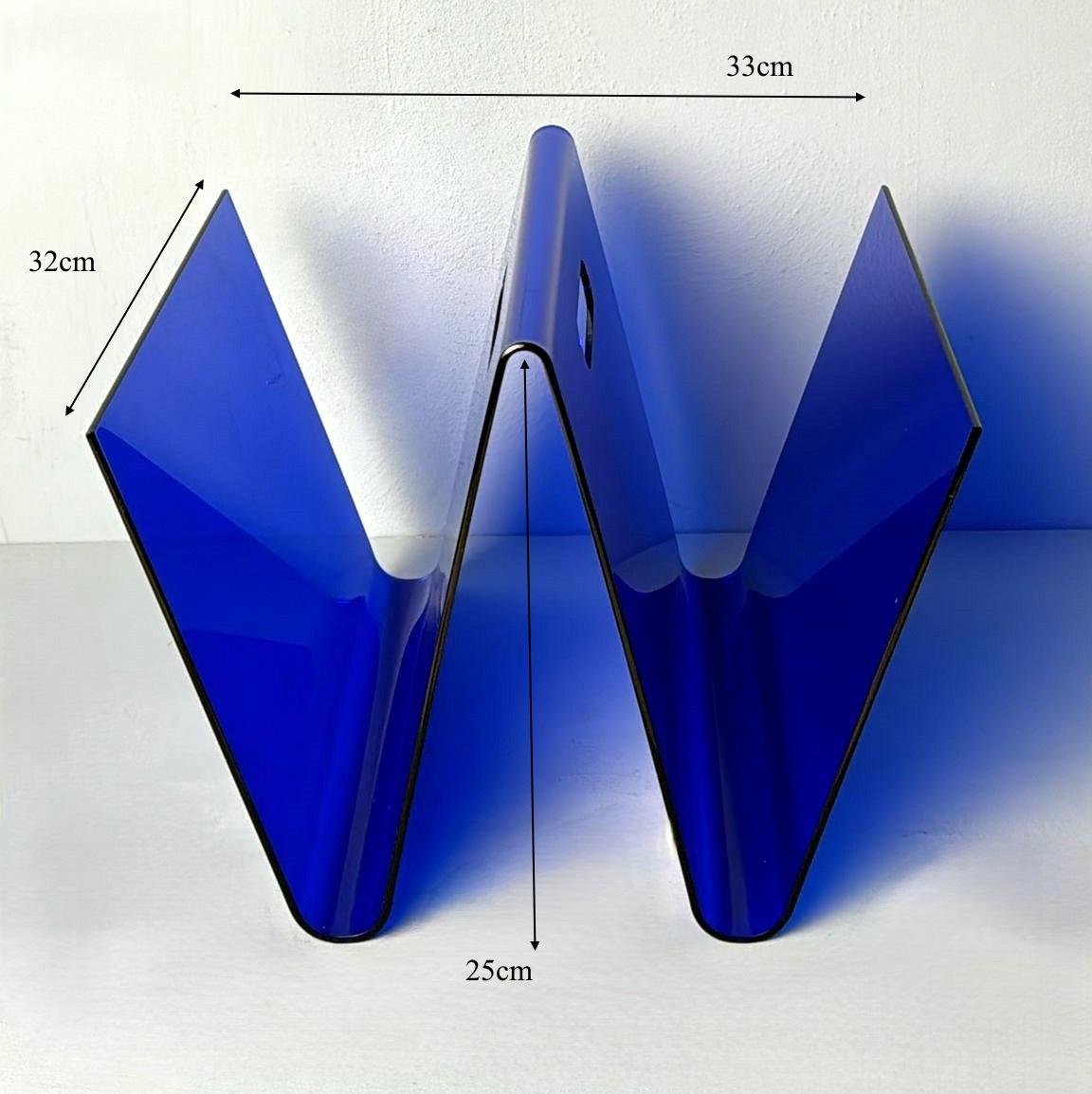 Estilo de la Era Espacial  Revistero italiano de plexiglás azul en venta 10