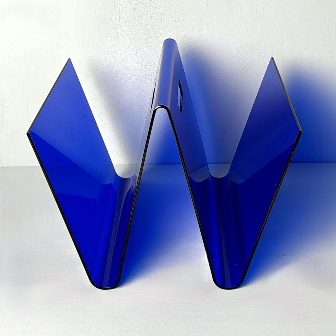 Estilo de la Era Espacial  Revistero italiano de plexiglás azul Era espacial en venta