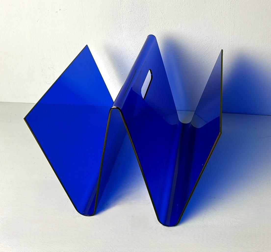 Estilo de la Era Espacial  Revistero italiano de plexiglás azul Italiano en venta