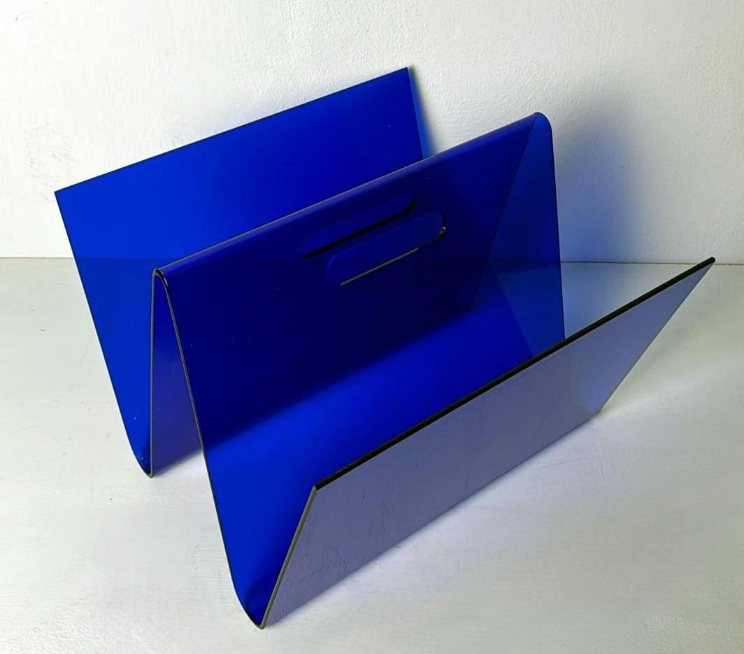 Estilo de la Era Espacial  Revistero italiano de plexiglás azul Moldeado en venta
