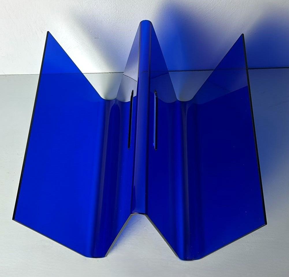 Estilo de la Era Espacial  Revistero italiano de plexiglás azul en Bueno estado para la venta en Prato, Tuscany