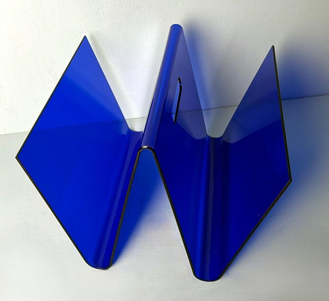 Estilo de la Era Espacial  Revistero italiano de plexiglás azul siglo XX en venta