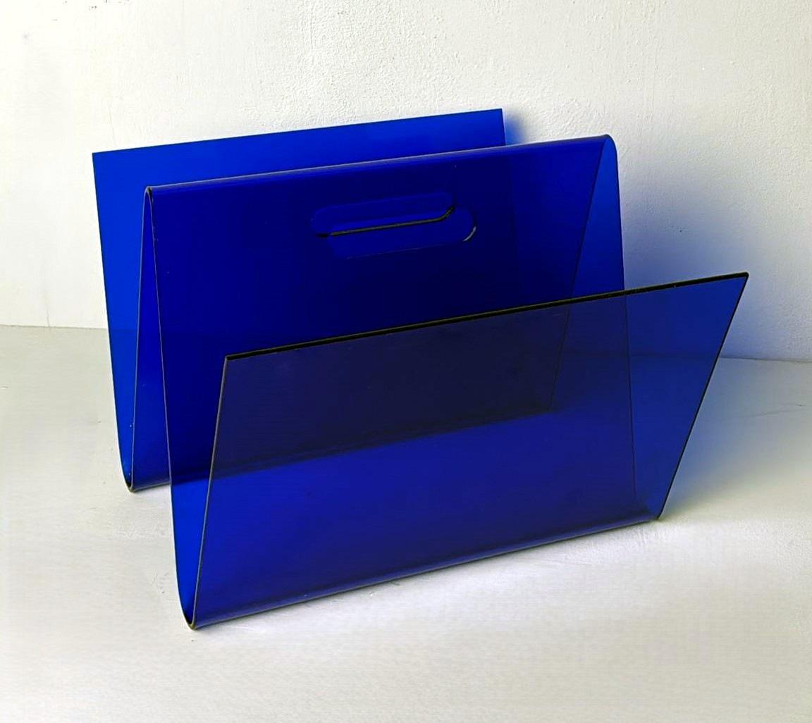 Estilo de la Era Espacial  Revistero italiano de plexiglás azul Plexiglás en venta
