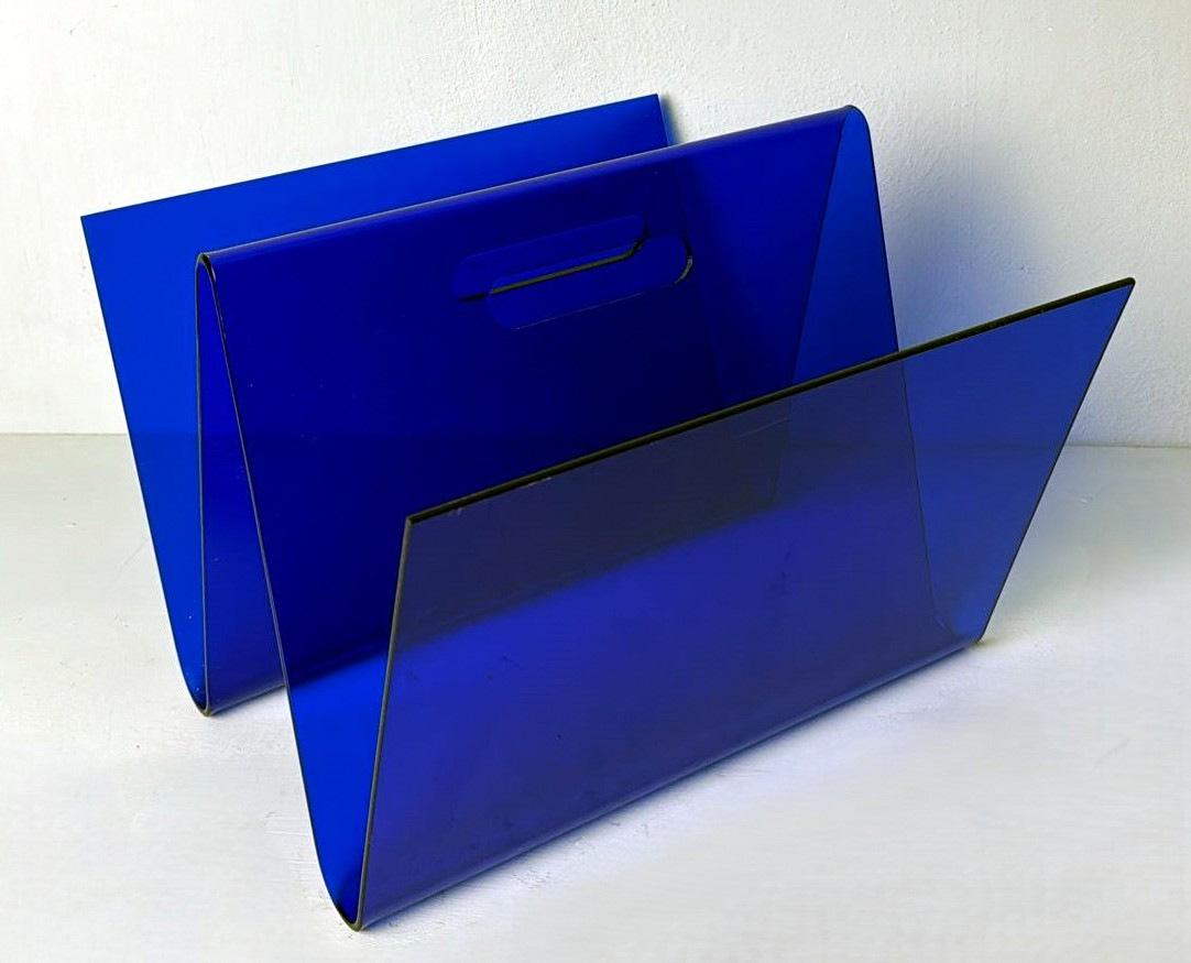 Estilo de la Era Espacial  Revistero italiano de plexiglás azul en venta 1