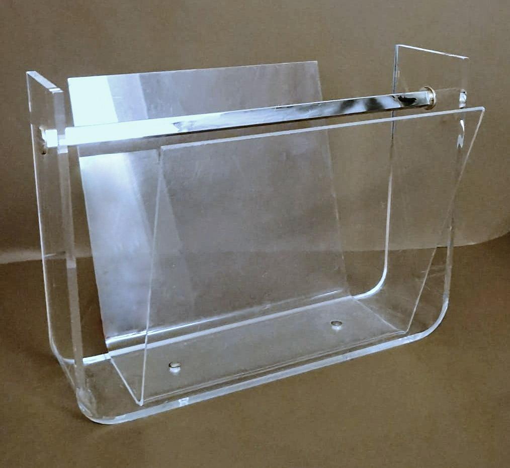 Space Age Style Italian Clear Plexiglass Magazine Rack In Good Condition For Sale In Prato, Tuscany