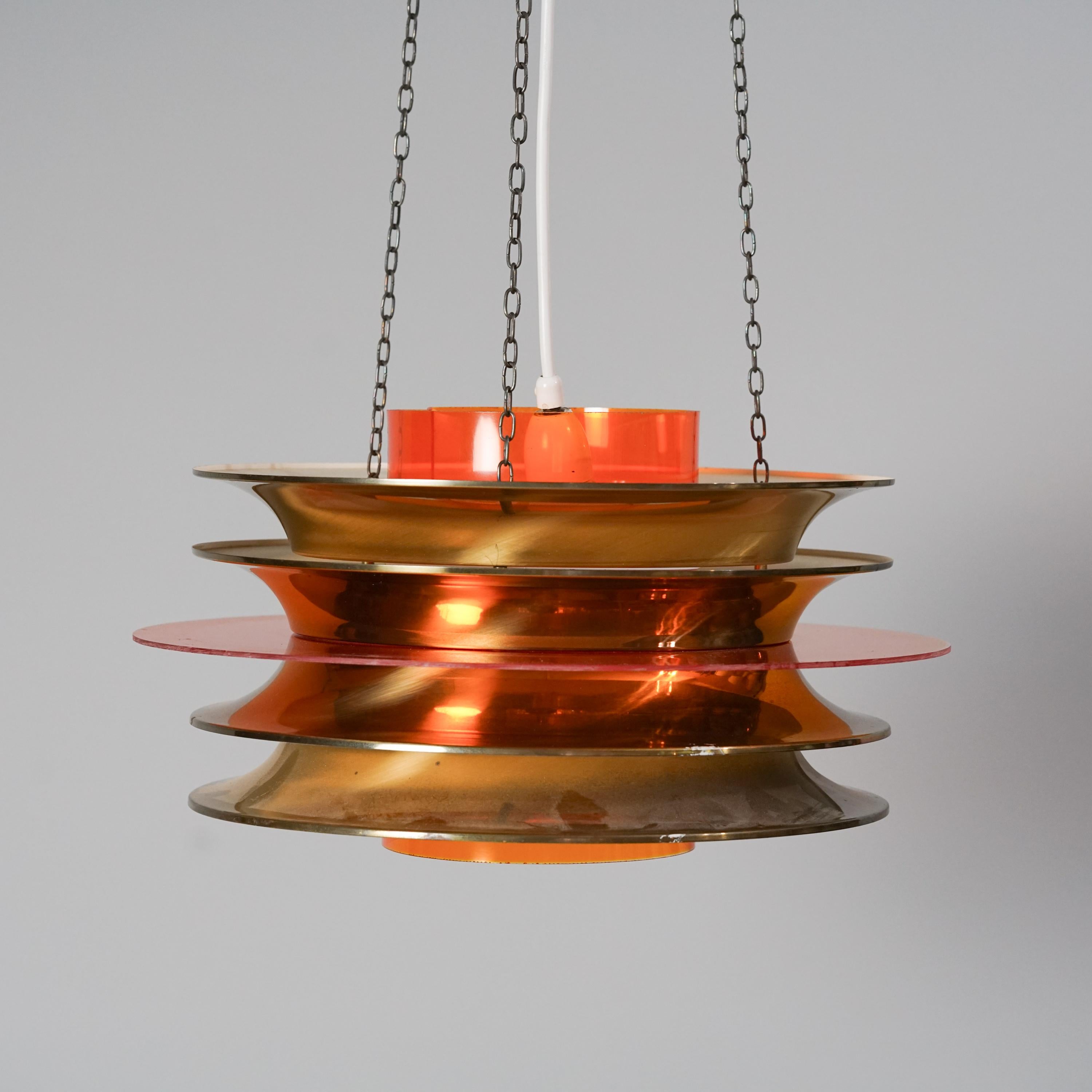 Space Age -style Kai Ruokonen pendant manufactured by Lynx, 1970s. Brass and acrylic. Good vintage condition, minor patina consistent with age and use. Playful design, suitable for high ceiling space. 