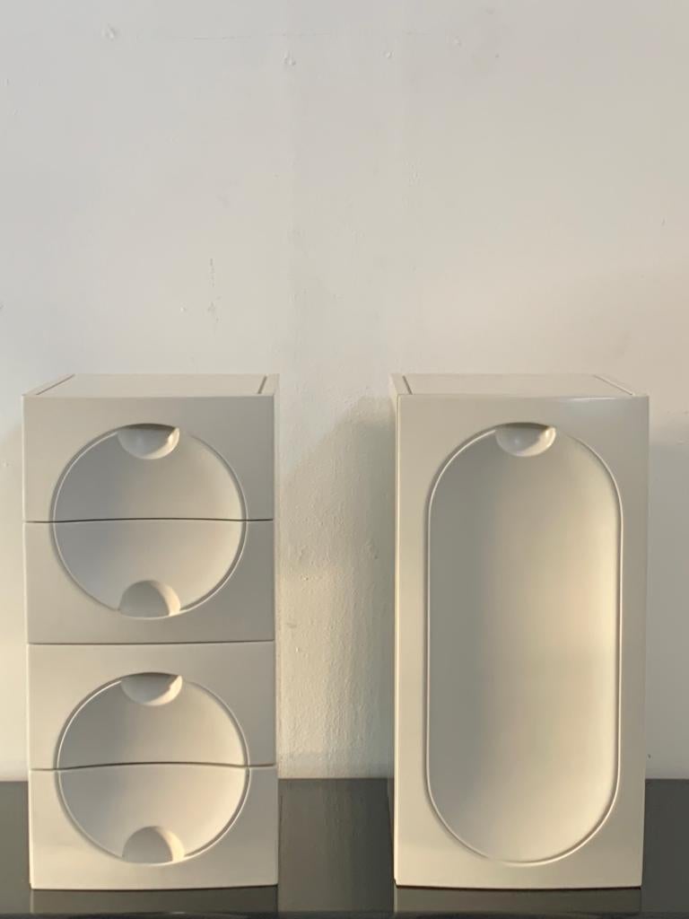 Pareja de armarios lacados en blanco de excelente calidad, de madera tallada y perfilada de gran grosor. Muebles que pueden utilizarse en cuartos de baño, oficinas. El estilo de diseño es próximo al de Joe Colombo.
Se incluye el embalaje con