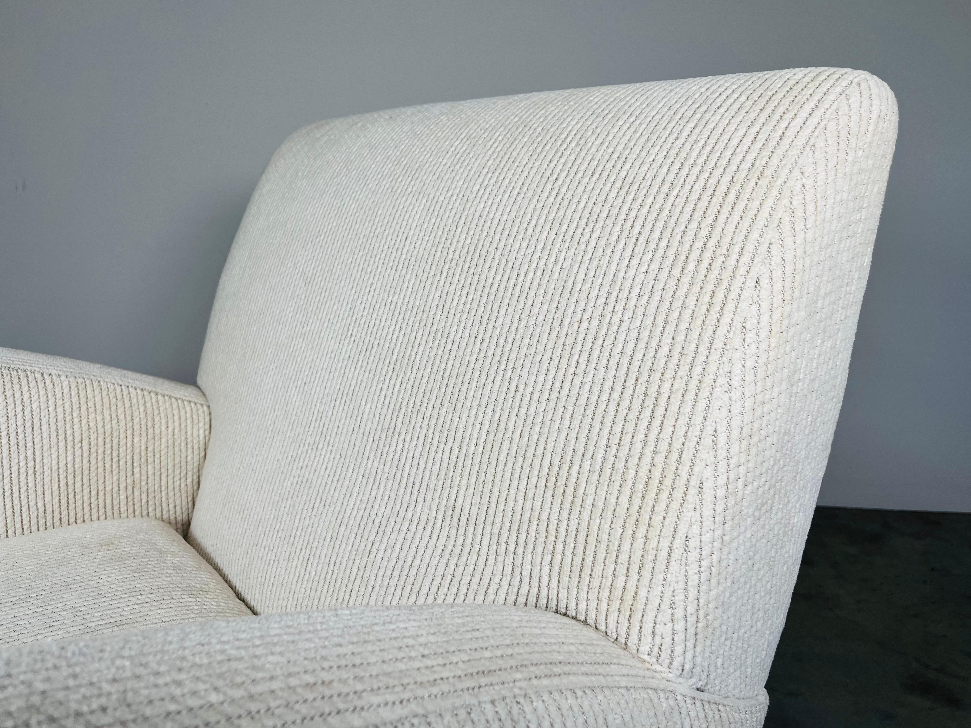 Space Age Style Off-White Club Chair By Larry Laslo For Directional In Excellent Condition For Sale In Southampton, NJ