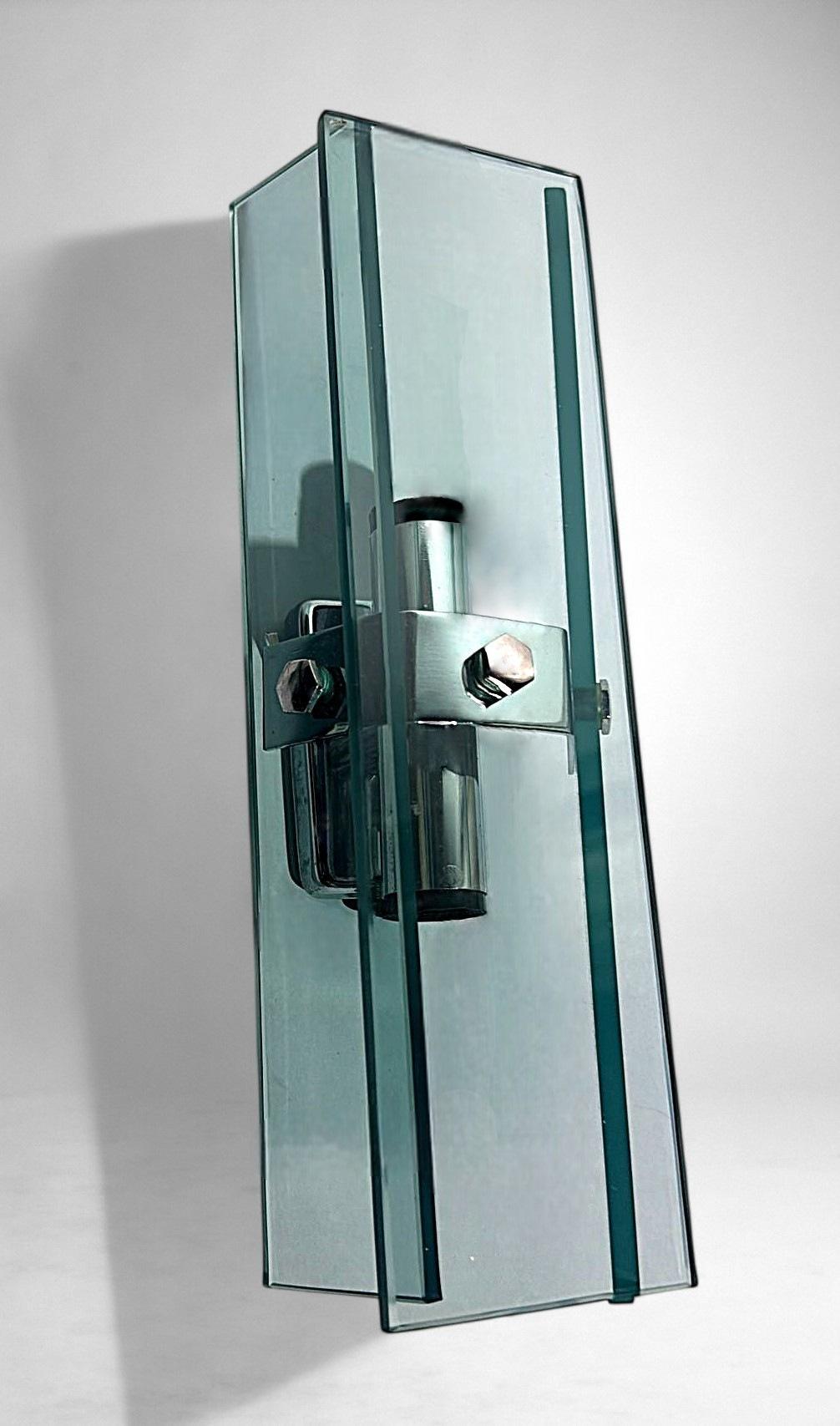 Space Age Style Paar italienische Wandleuchten in Chrom Metall und Tempered Crystal im Angebot 5