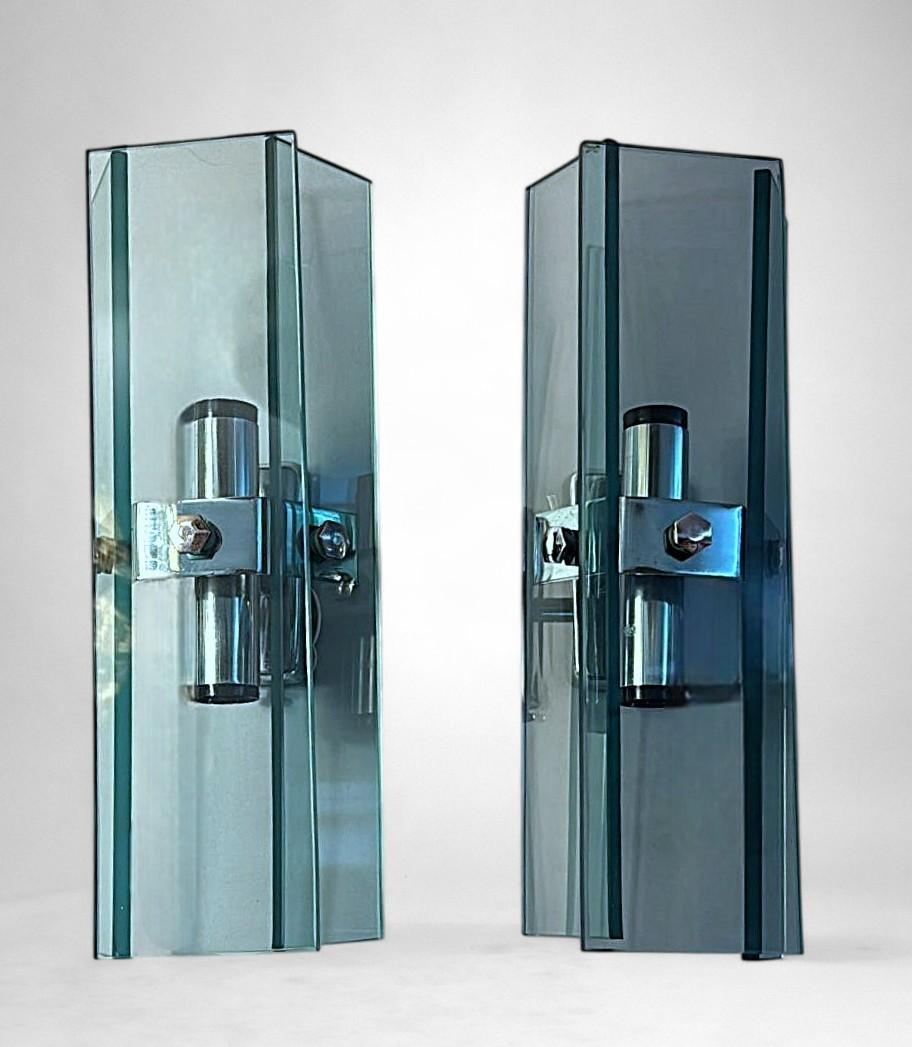 Space Age Style Paar italienische Wandleuchten in Chrom Metall und Tempered Crystal (Italienisch) im Angebot