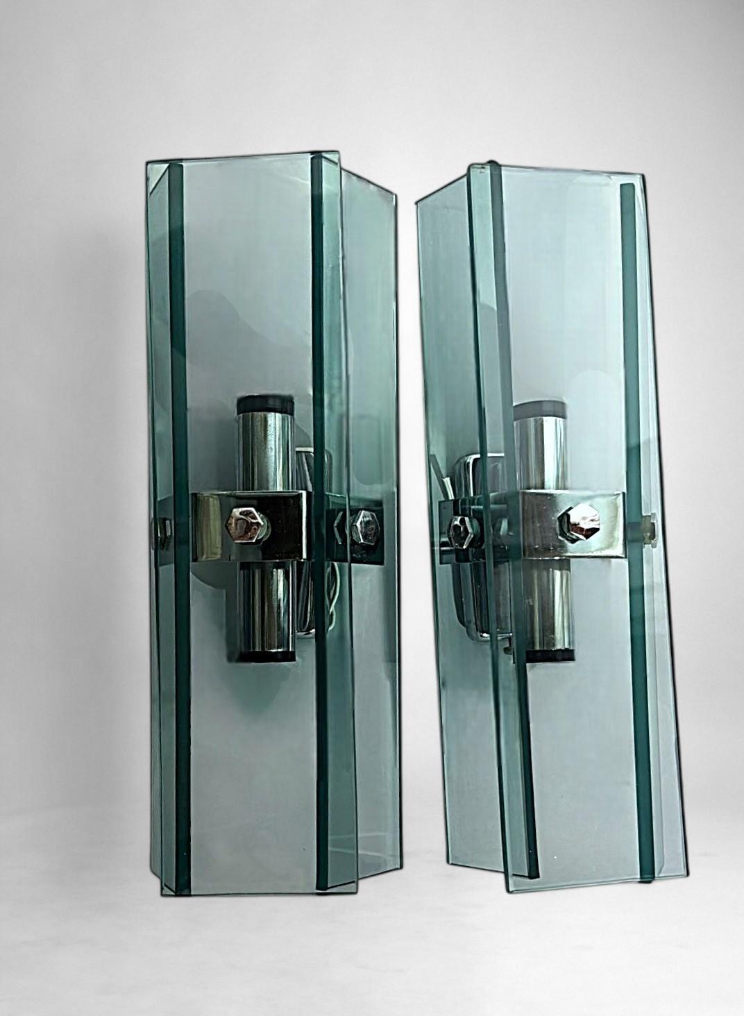 Space Age Style Paar italienische Wandleuchten in Chrom Metall und Tempered Crystal (Verzinkt) im Angebot