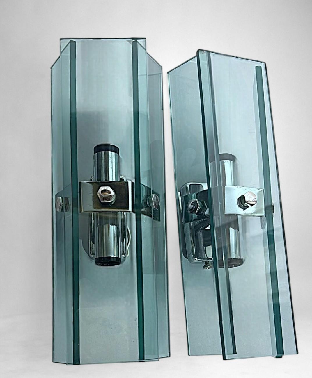 Space Age Style Paar italienische Wandleuchten in Chrom Metall und Tempered Crystal im Zustand „Gut“ im Angebot in Prato, Tuscany