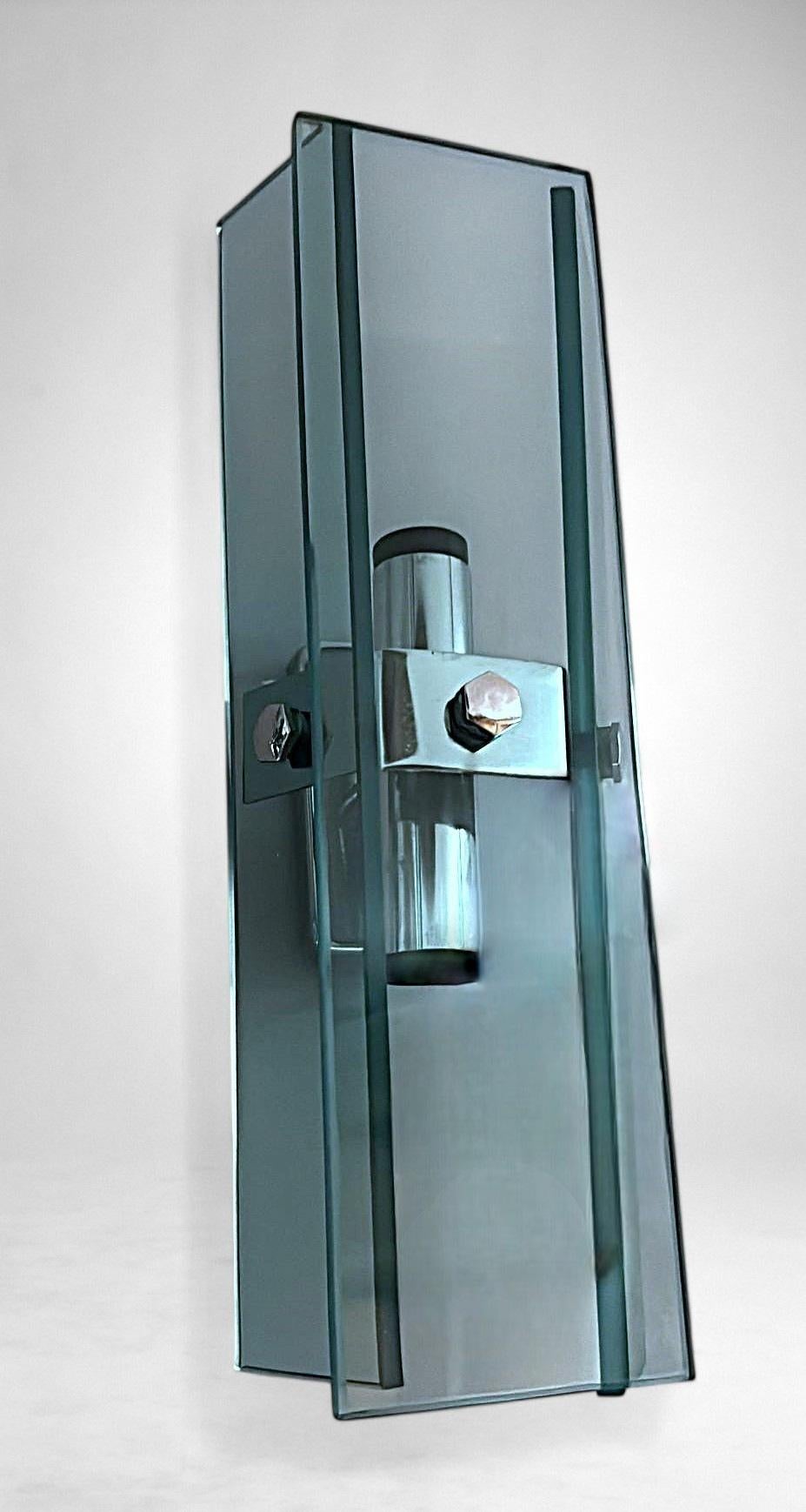 Space Age Style Paar italienische Wandleuchten in Chrom Metall und Tempered Crystal im Angebot 1