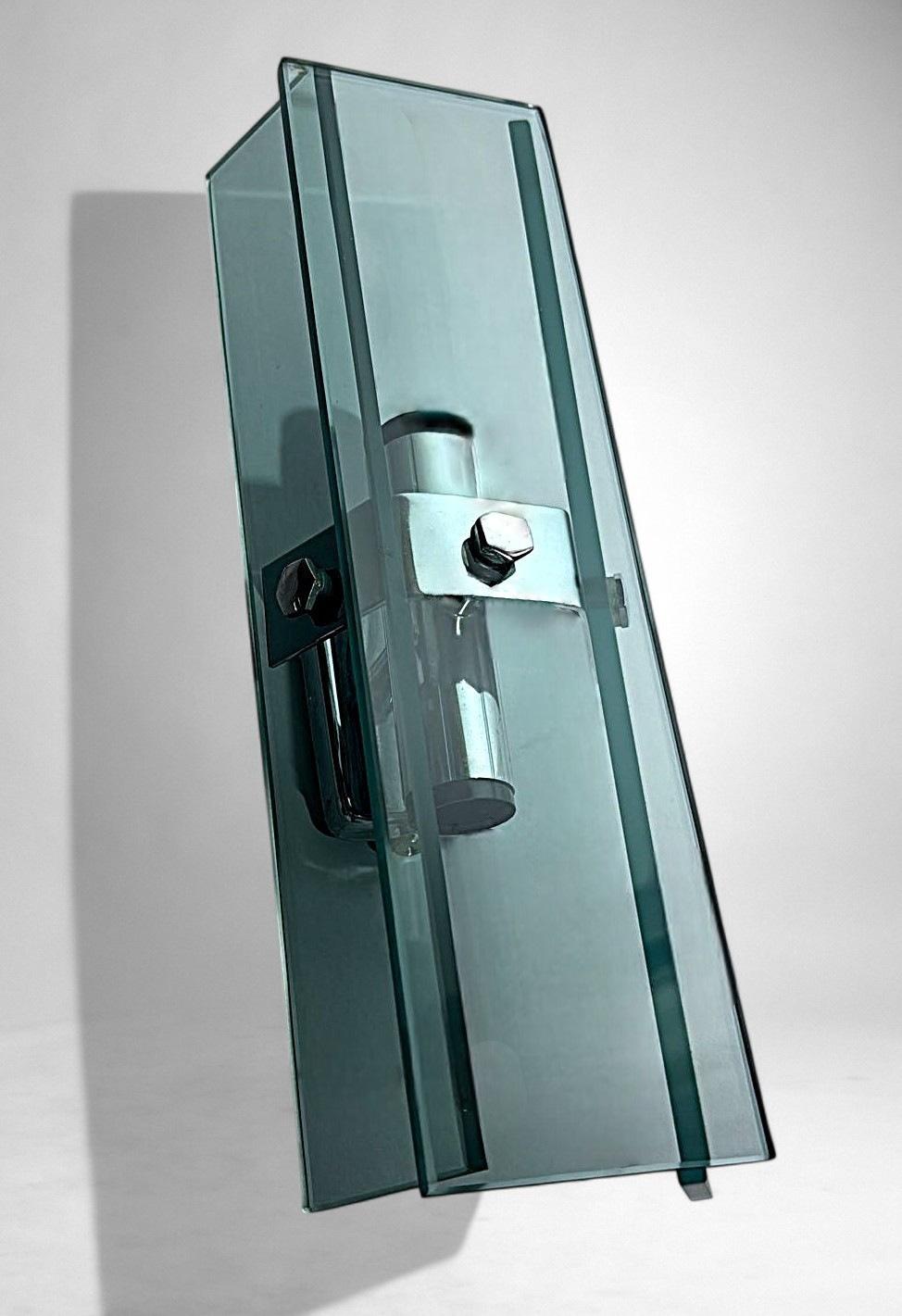 Space Age Style Paar italienische Wandleuchten in Chrom Metall und Tempered Crystal im Angebot 3