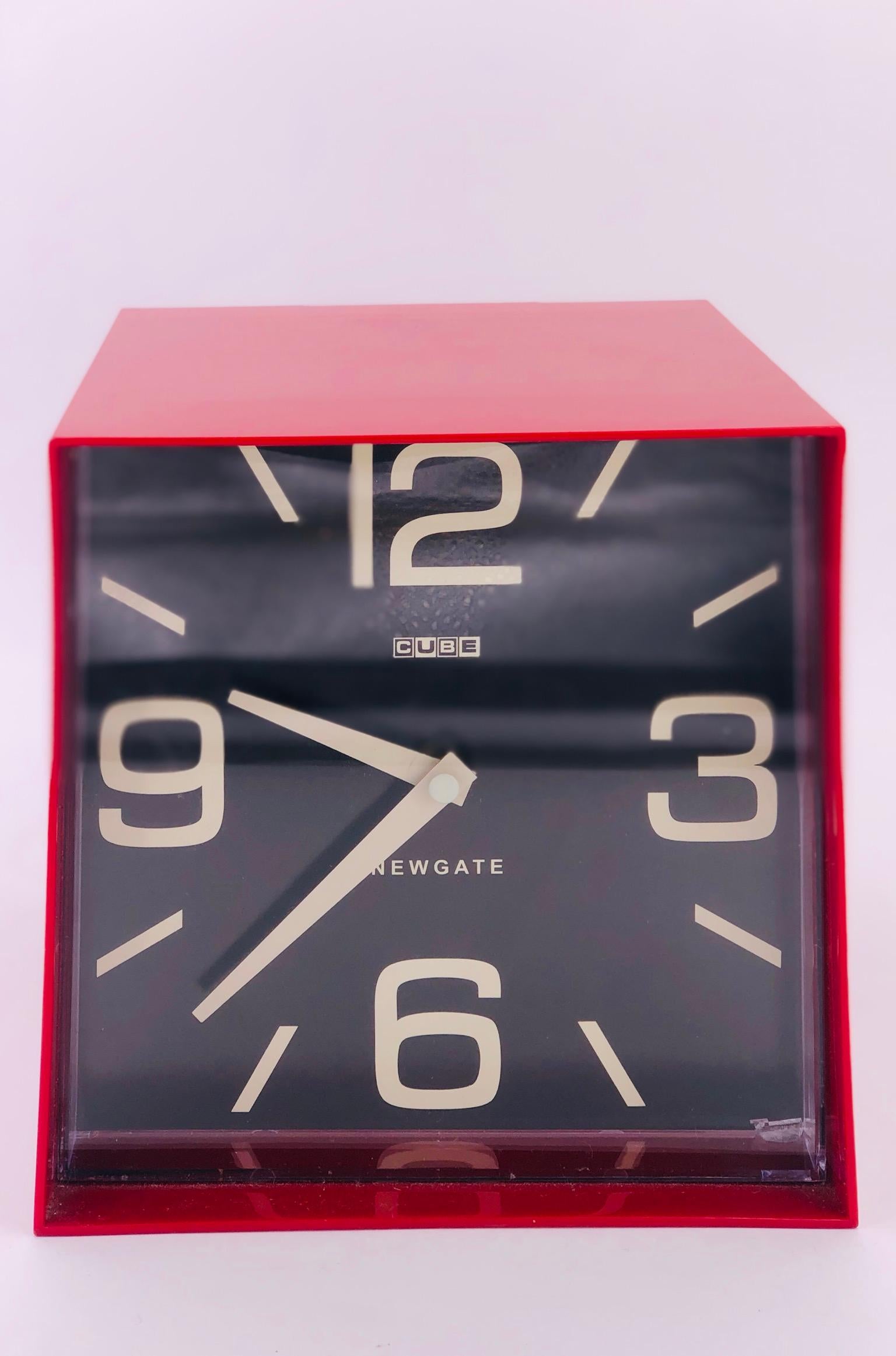 Cette horloge contemporaine de style AGE peut être accrochée au mur. Elle fonctionne sur piles et est en état de marche vers 2000.