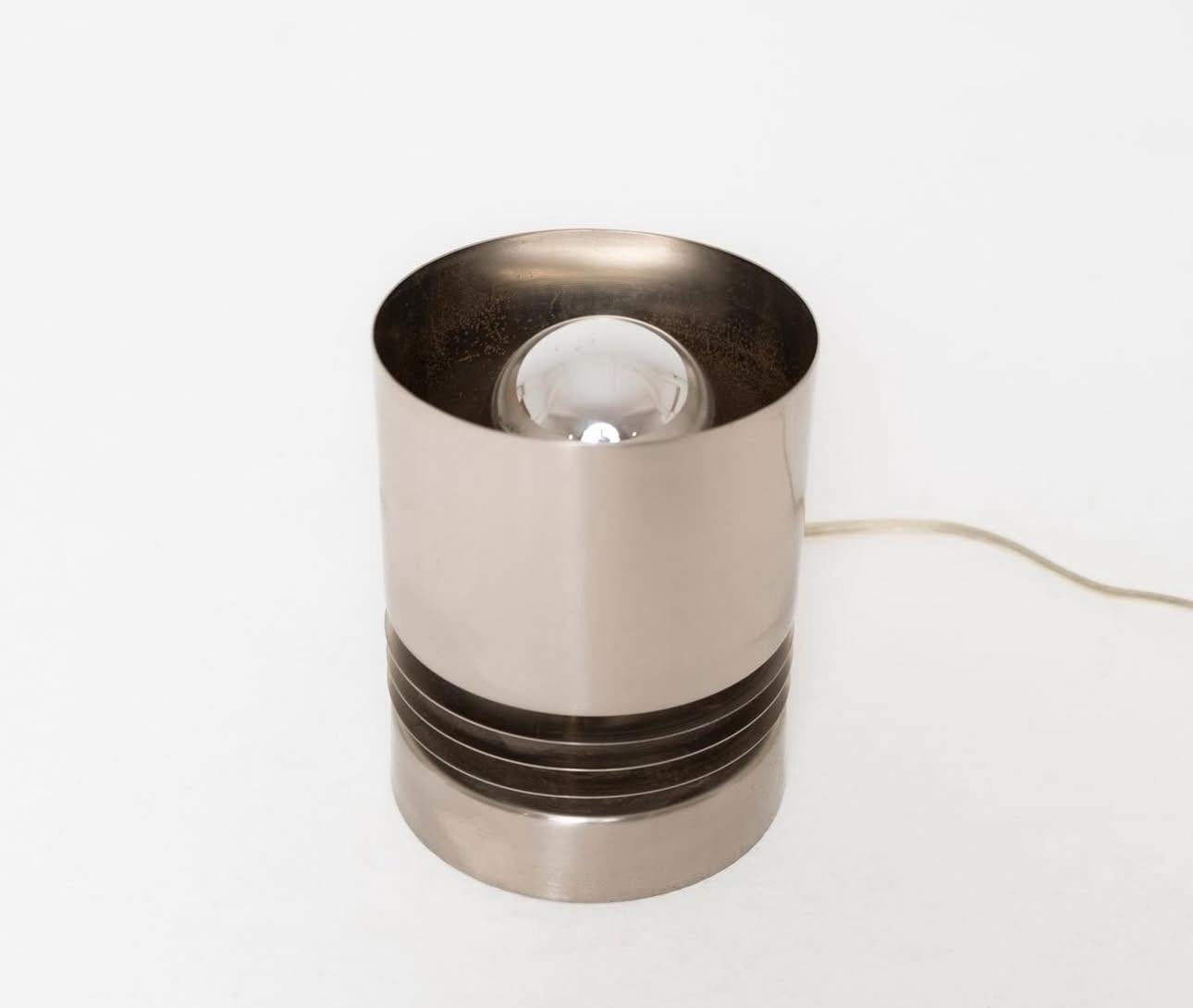 Lampada da tavolo svedese in alluminio con paralume cilindrico e diffusore stratificato in vendita 2