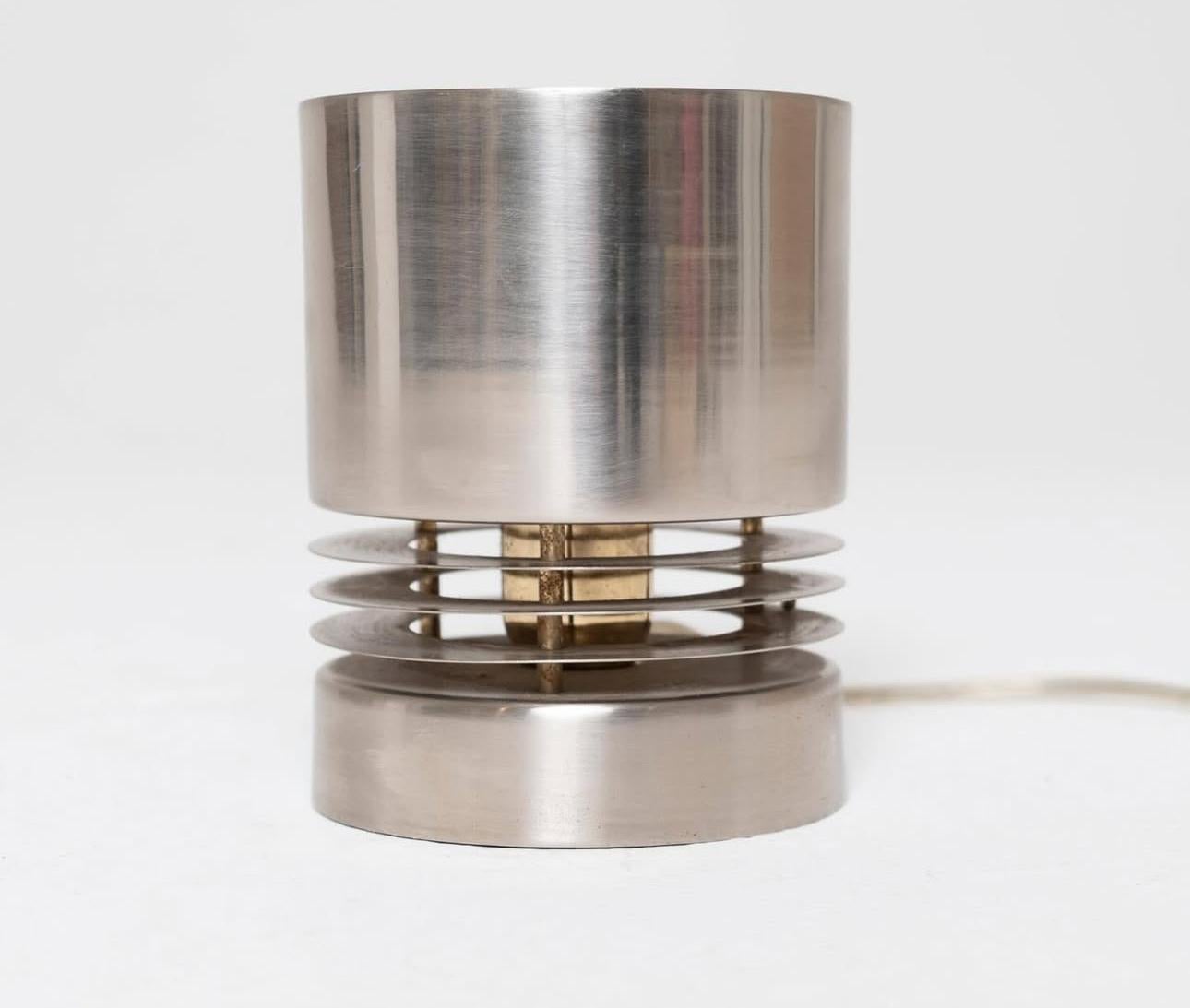 Scandinavo Lampada da tavolo svedese in alluminio con paralume cilindrico e diffusore stratificato in vendita