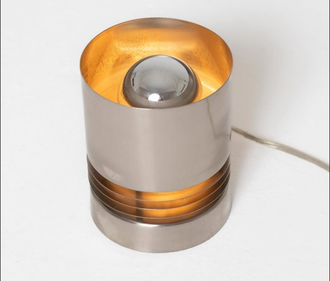 Spazzolato Lampada da tavolo svedese in alluminio con paralume cilindrico e diffusore stratificato in vendita