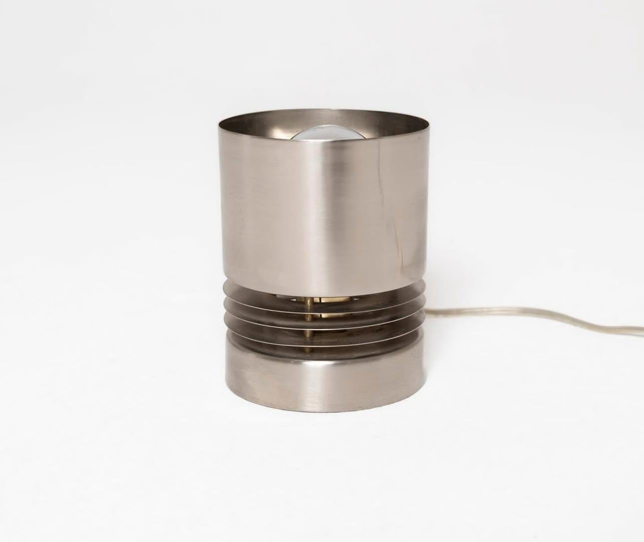 Lampada da tavolo svedese in alluminio con paralume cilindrico e diffusore stratificato In condizioni buone in vendita a Los Angeles, CA