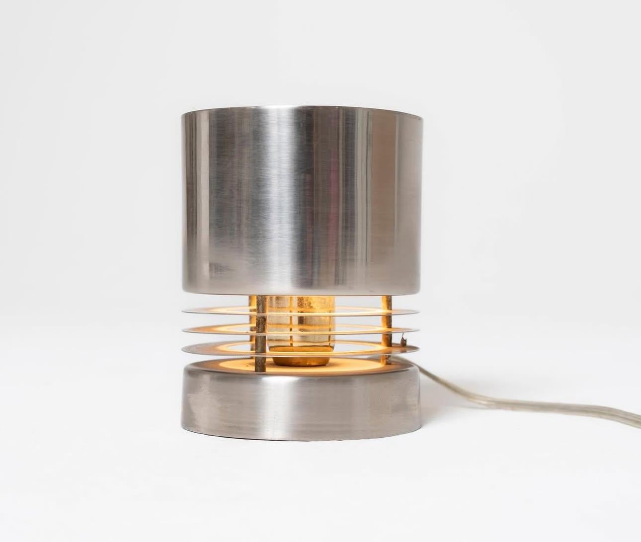 Alluminio Lampada da tavolo svedese in alluminio con paralume cilindrico e diffusore stratificato in vendita