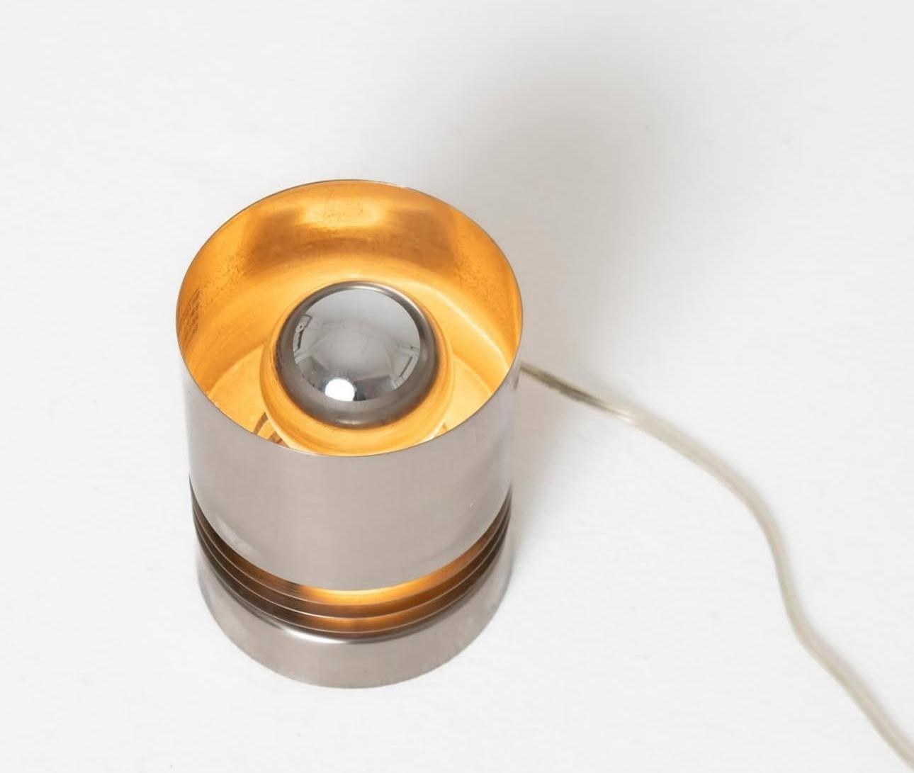 Lampada da tavolo svedese in alluminio con paralume cilindrico e diffusore stratificato in vendita 1