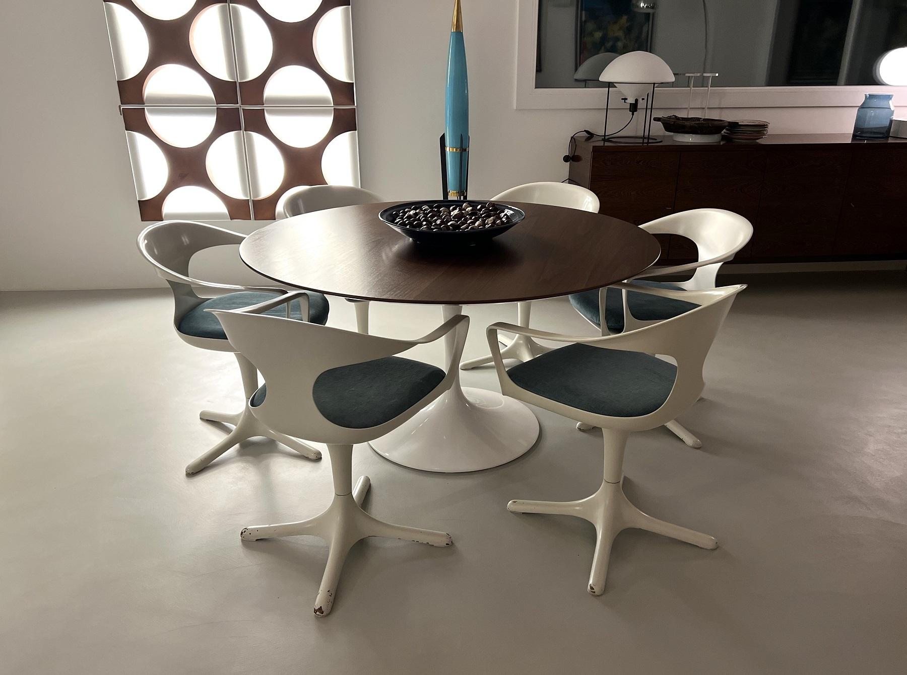 Gorgeous set of 6 dining room chairs from the space age era.
Designed in the 1960s by Konrad Schäfer, Germany, and produced from Lübke.
The chairs turn easily in both directions.
The material is a very good plastic resin, and very stable, and the