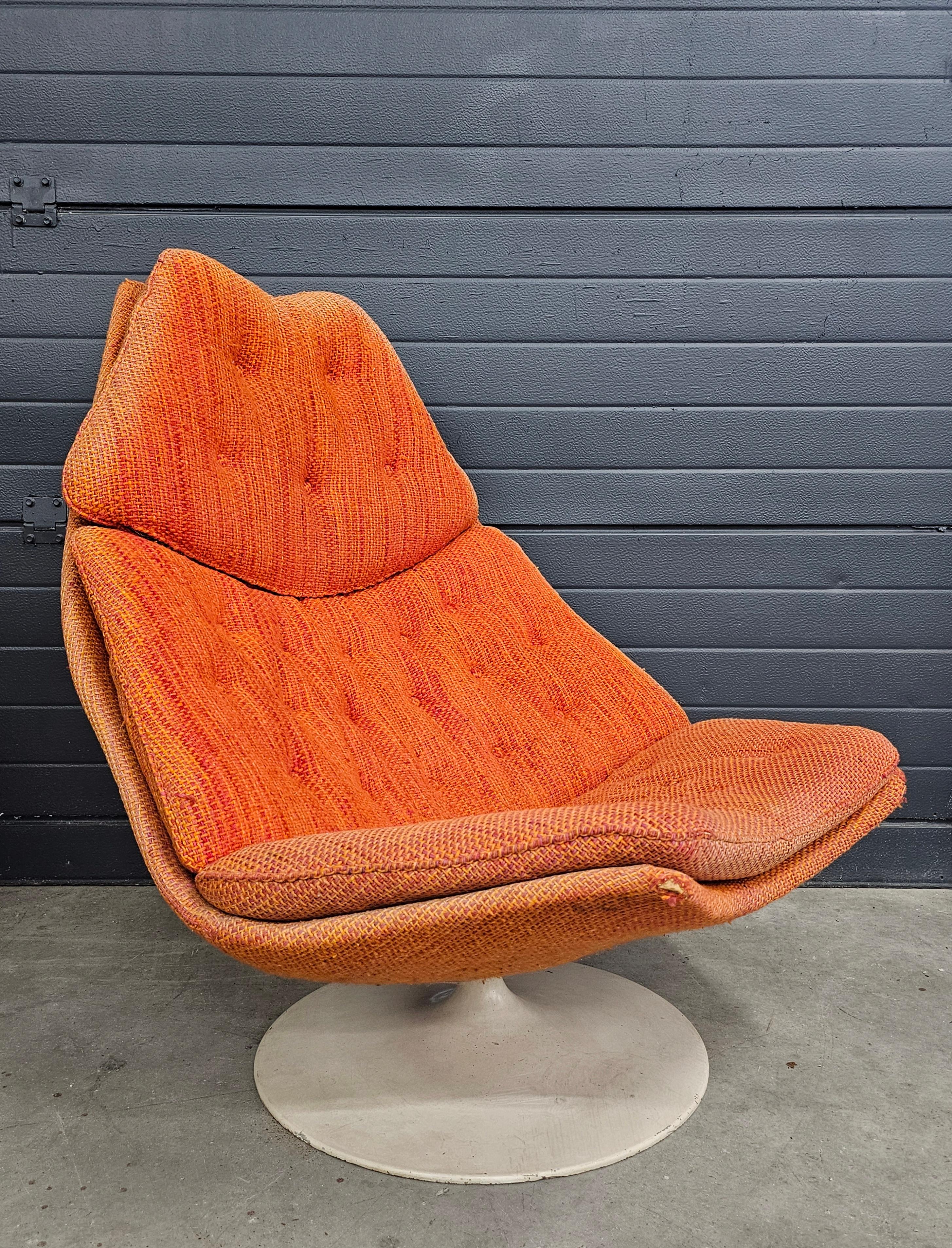 Vous trouverez dans cette annonce une chaise longue pivotante exceptionnellement rare, modèle FS588, conçue par le designer britannique Geoffrey Harcourt pour Artifort. La chaise est fixée au support en aluminium moulé. L'étiquette du fabricant est