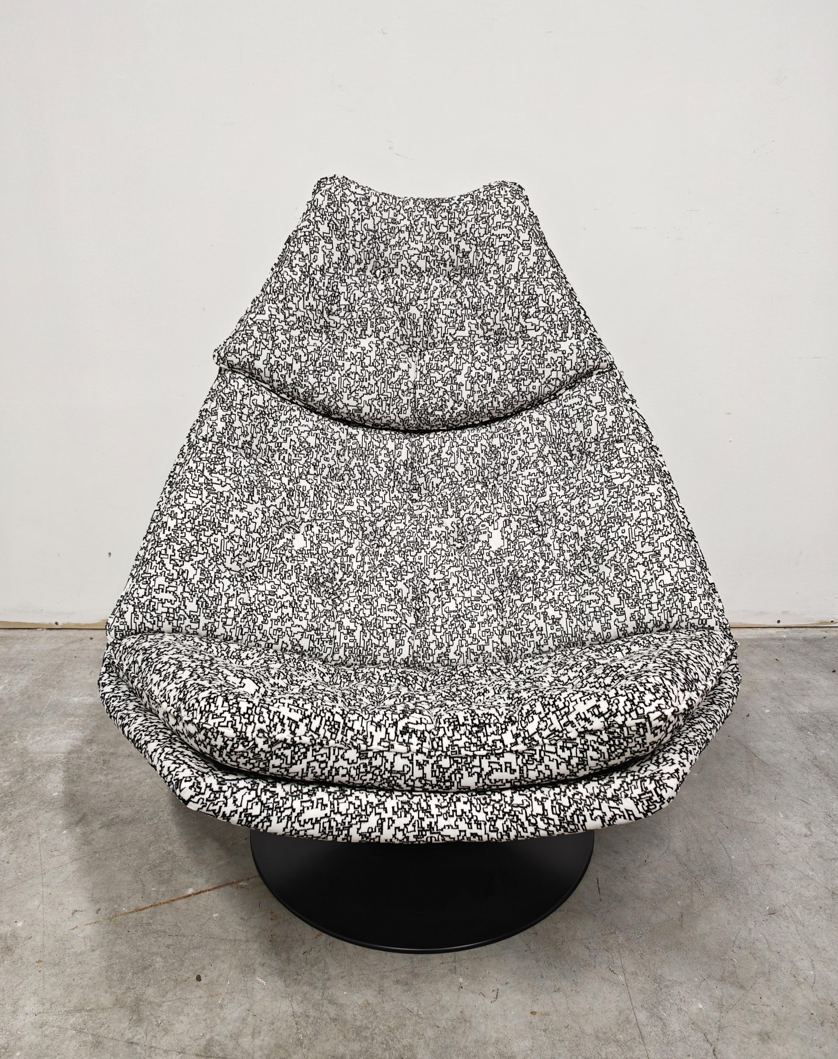 Vous trouverez dans cette annonce une chaise longue pivotante exceptionnellement rare, modèle FS588, conçue par le designer britannique Geoffrey Harcourt pour Artifort. La chaise est fixée au support en aluminium moulé. L'étiquette du fabricant est