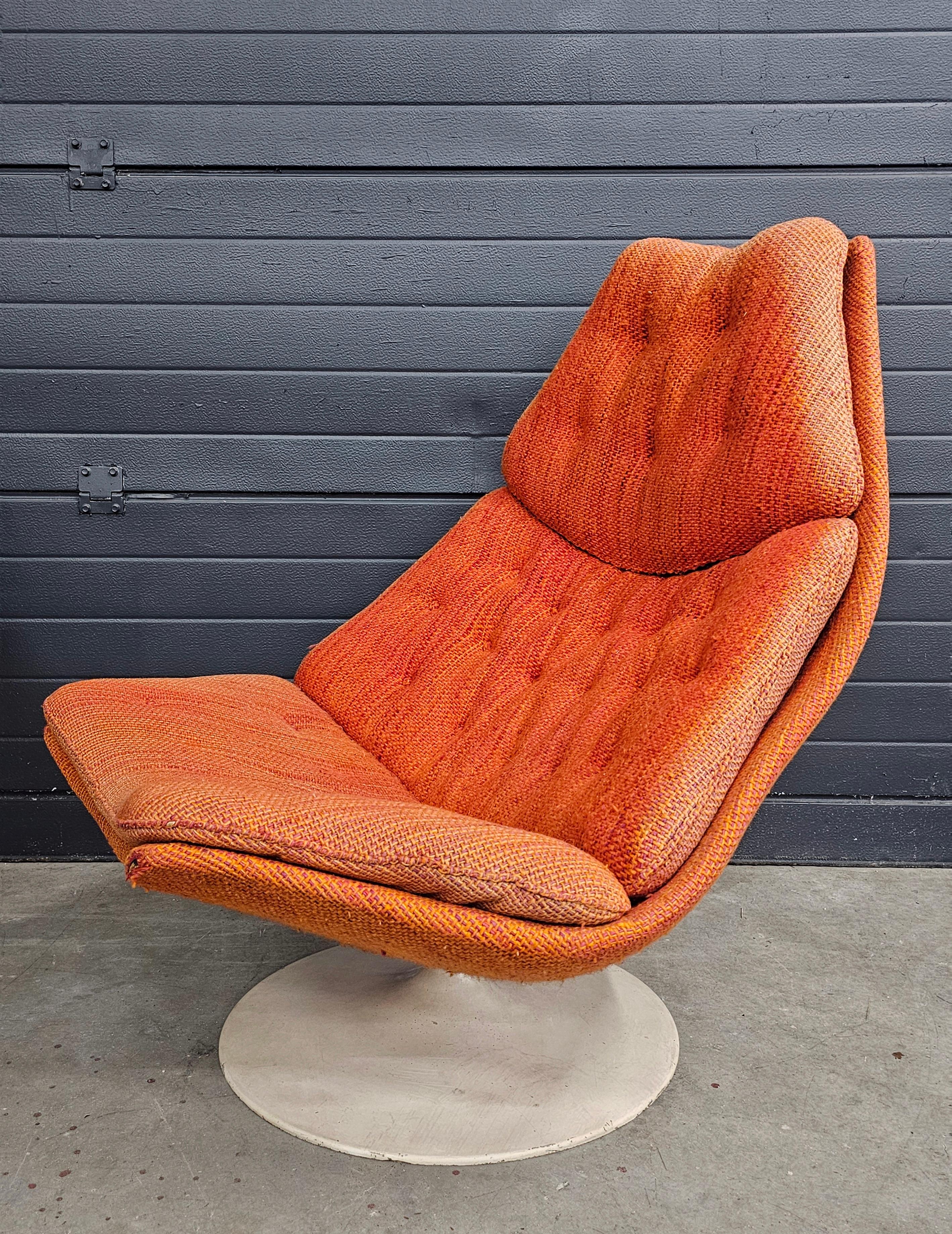 Vous trouverez dans cette annonce une chaise longue pivotante exceptionnellement rare, modèle FS588, conçue par le designer britannique Geoffrey Harcourt pour Artifort. La chaise est fixée au support en aluminium moulé. L'étiquette du fabricant est