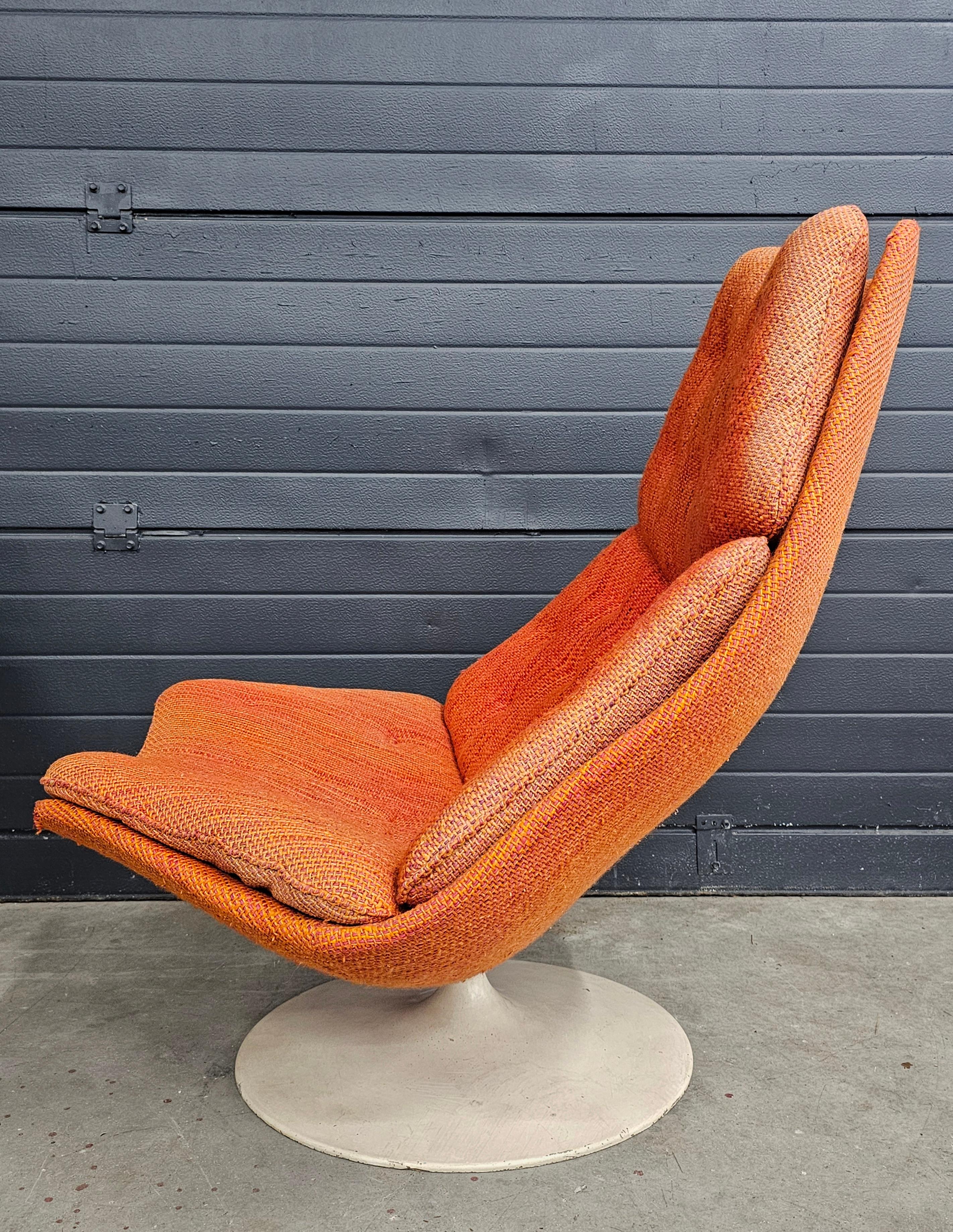 Vous trouverez dans cette annonce une chaise longue pivotante exceptionnellement rare, modèle FS588, conçue par le designer britannique Geoffrey Harcourt pour Artifort. La chaise est fixée au support en aluminium moulé. L'étiquette du fabricant est