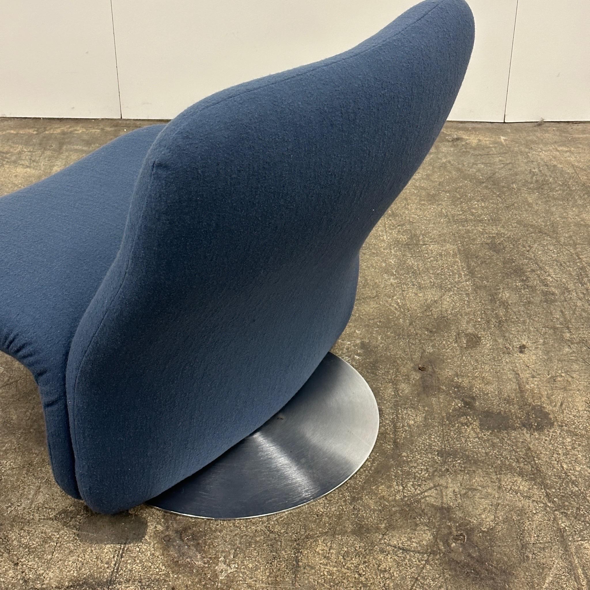 Space Age Swivel Lounge Chair in Navy Wool In Good Condition For Sale In Chicago, IL