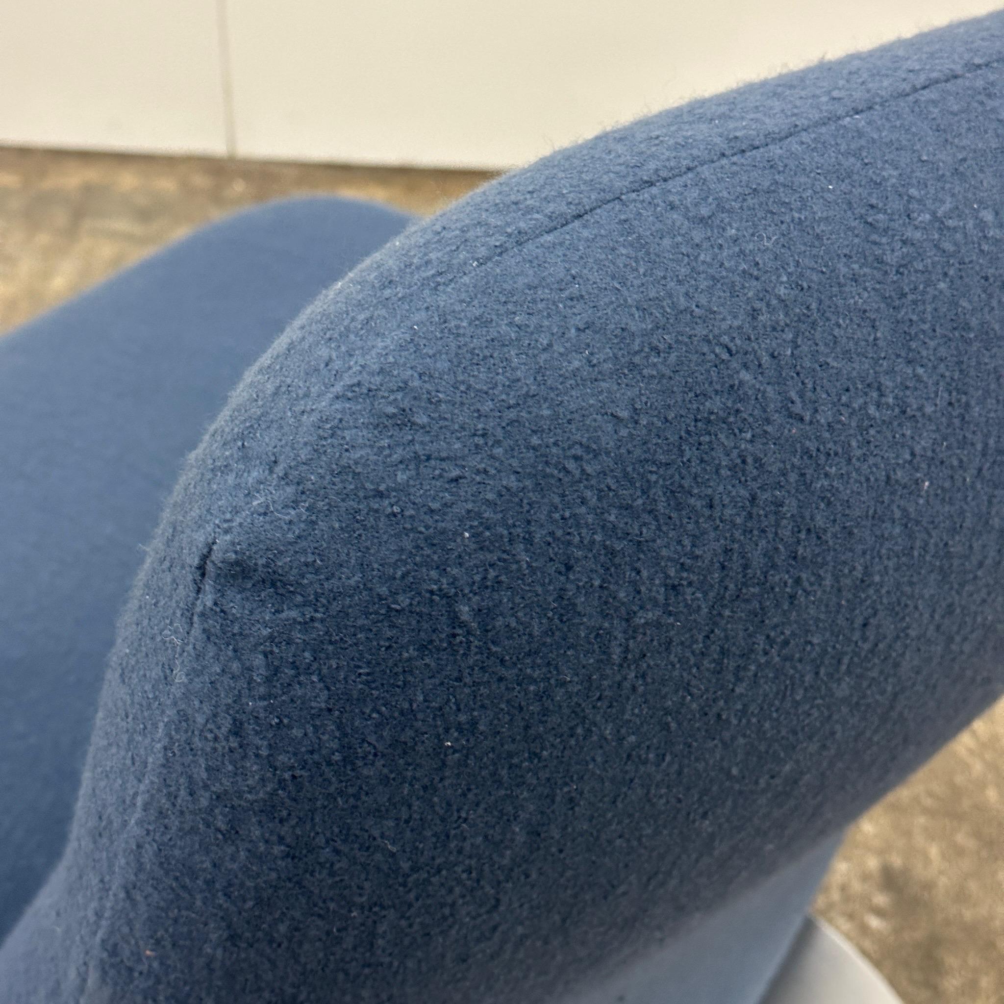 Chaise longue pivotante A Space en laine marine Bon état - En vente à Chicago, IL
