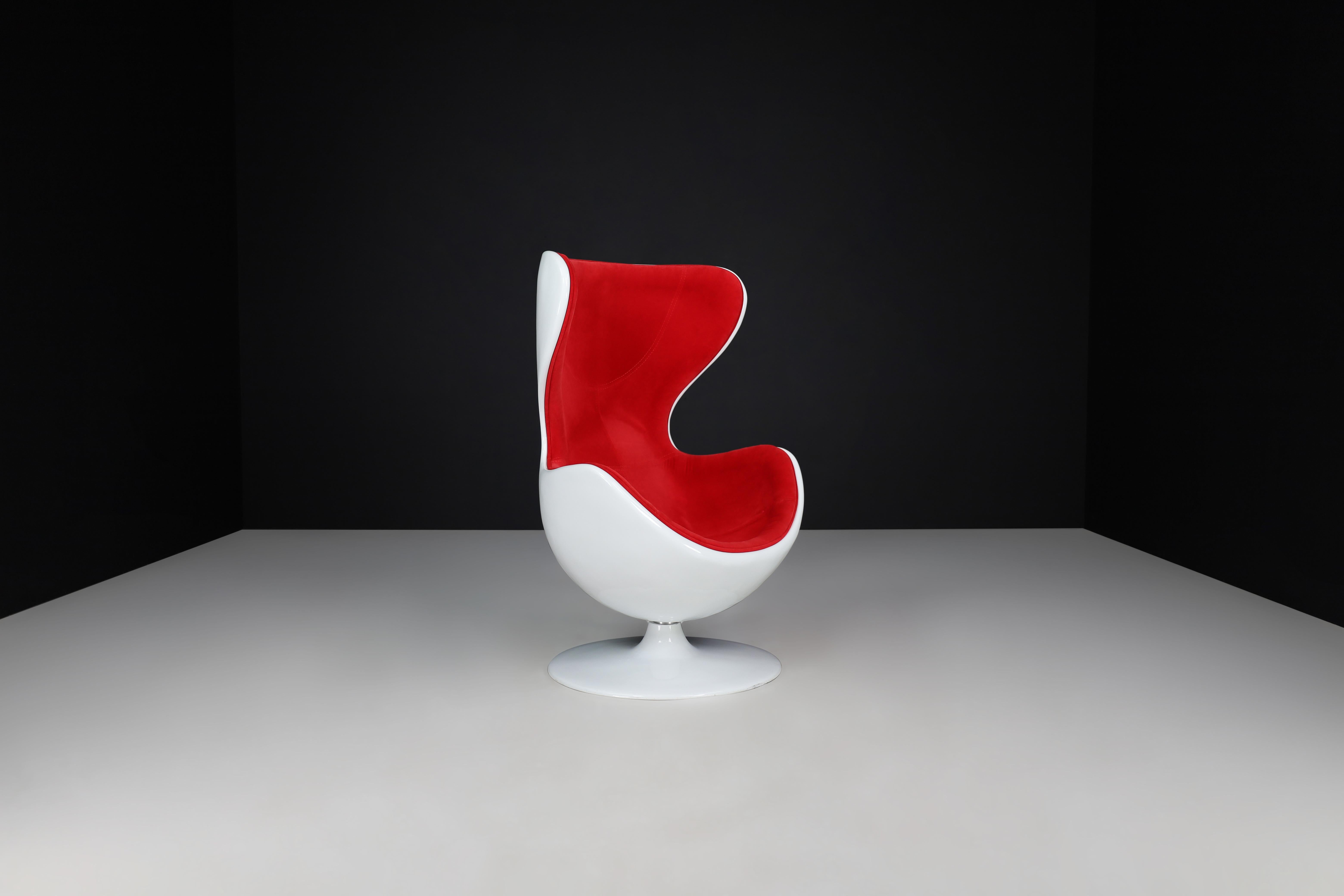 Space Age Swivel Lounge Chair in Red Velour and White Fiberglass, Czechoslovakia, 1970s
This striking Space Age swivel lounge chair is a bold example of 1970s design from Czechoslovakia, embodying the playful futurism of the era. Featuring a