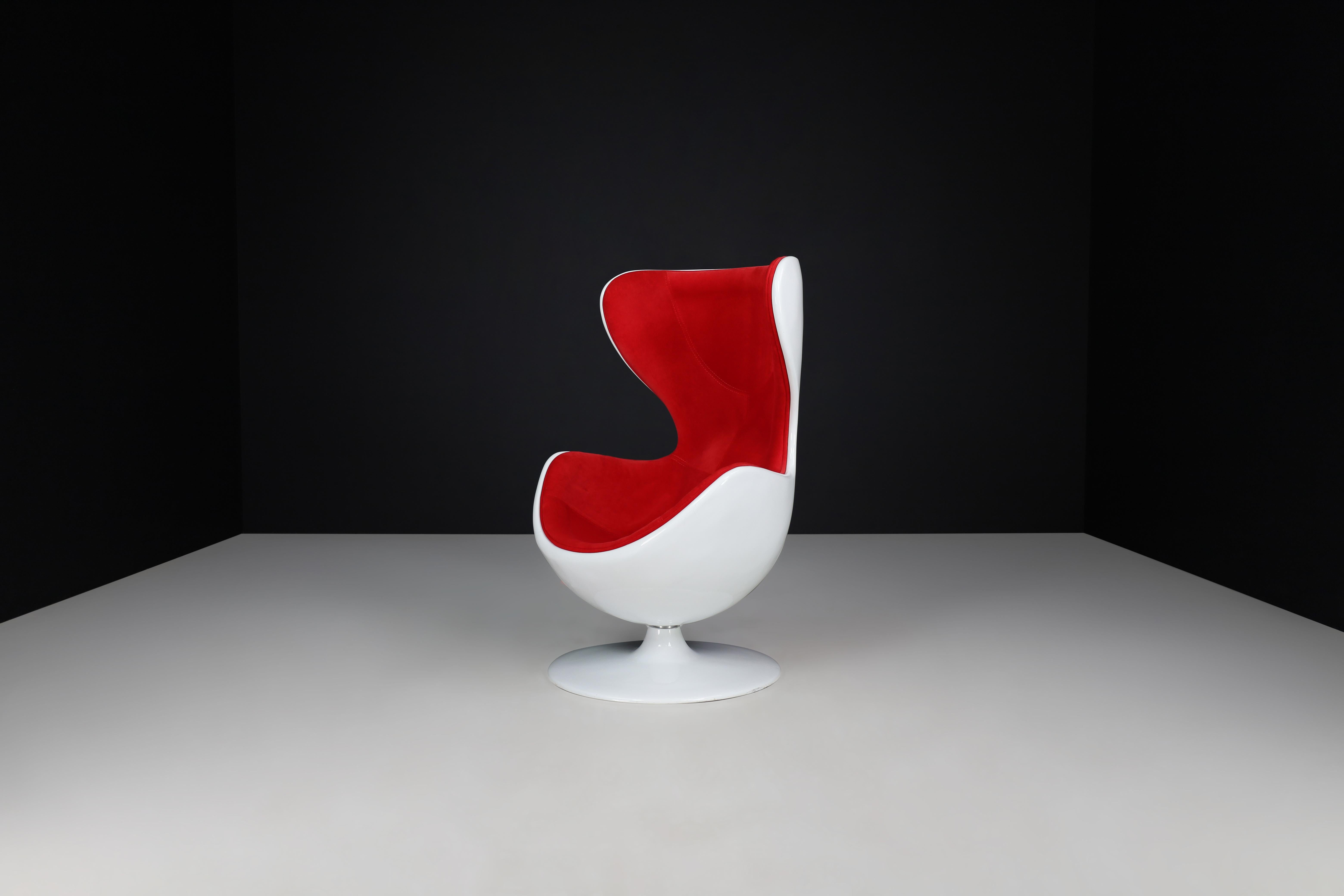 Czech Space Age Swivel Lounge Chair in Red Velour and White Fiberglass, CZ 1970s For Sale