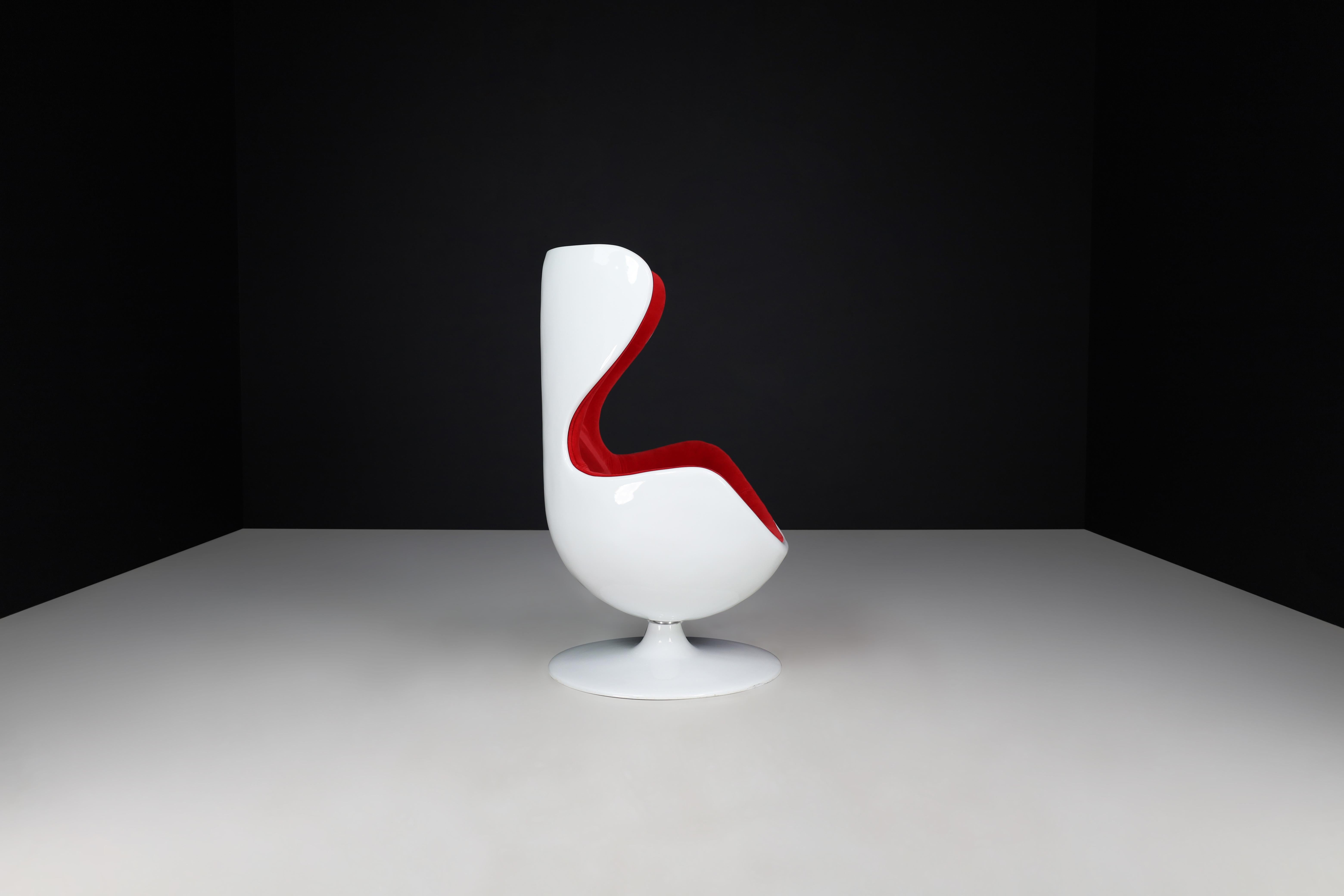 Space Age Swivel Lounge Chair in Red Velour and White Fiberglass, CZ 1970s In Good Condition For Sale In Almelo, NL