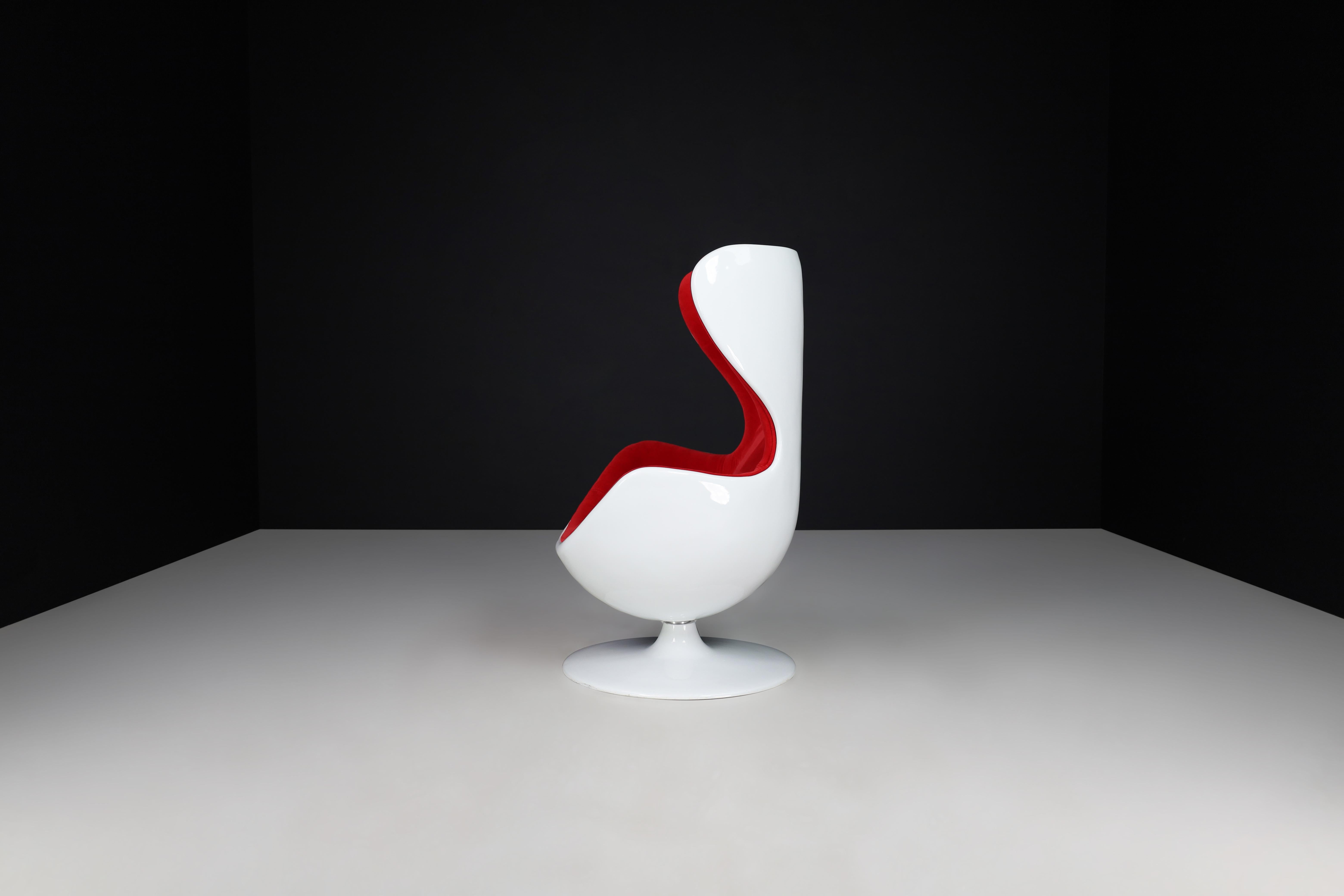 Late 20th Century Space Age Swivel Lounge Chair in Red Velour and White Fiberglass, CZ 1970s For Sale