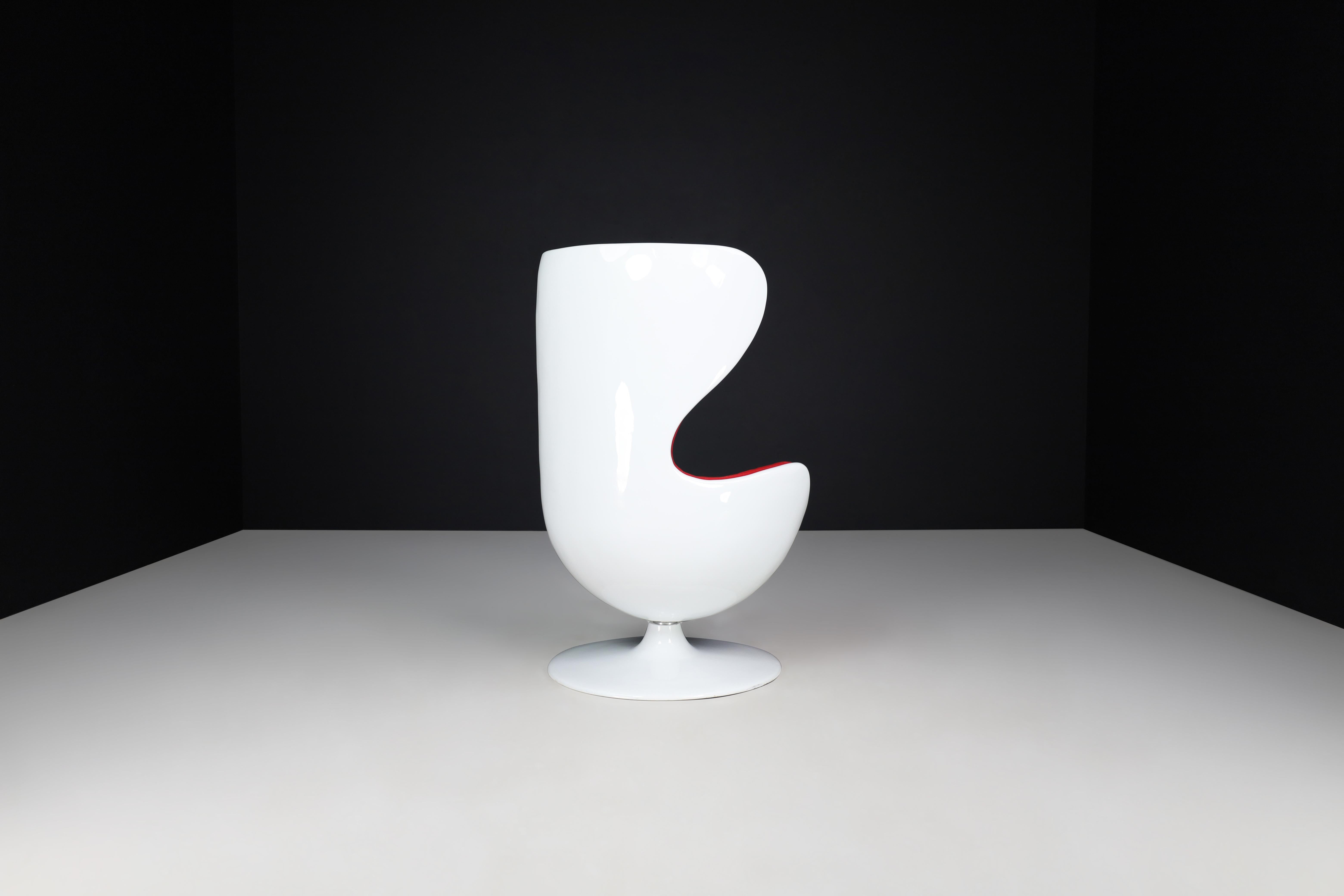 Upholstery Space Age Swivel Lounge Chair in Red Velour and White Fiberglass, CZ 1970s For Sale