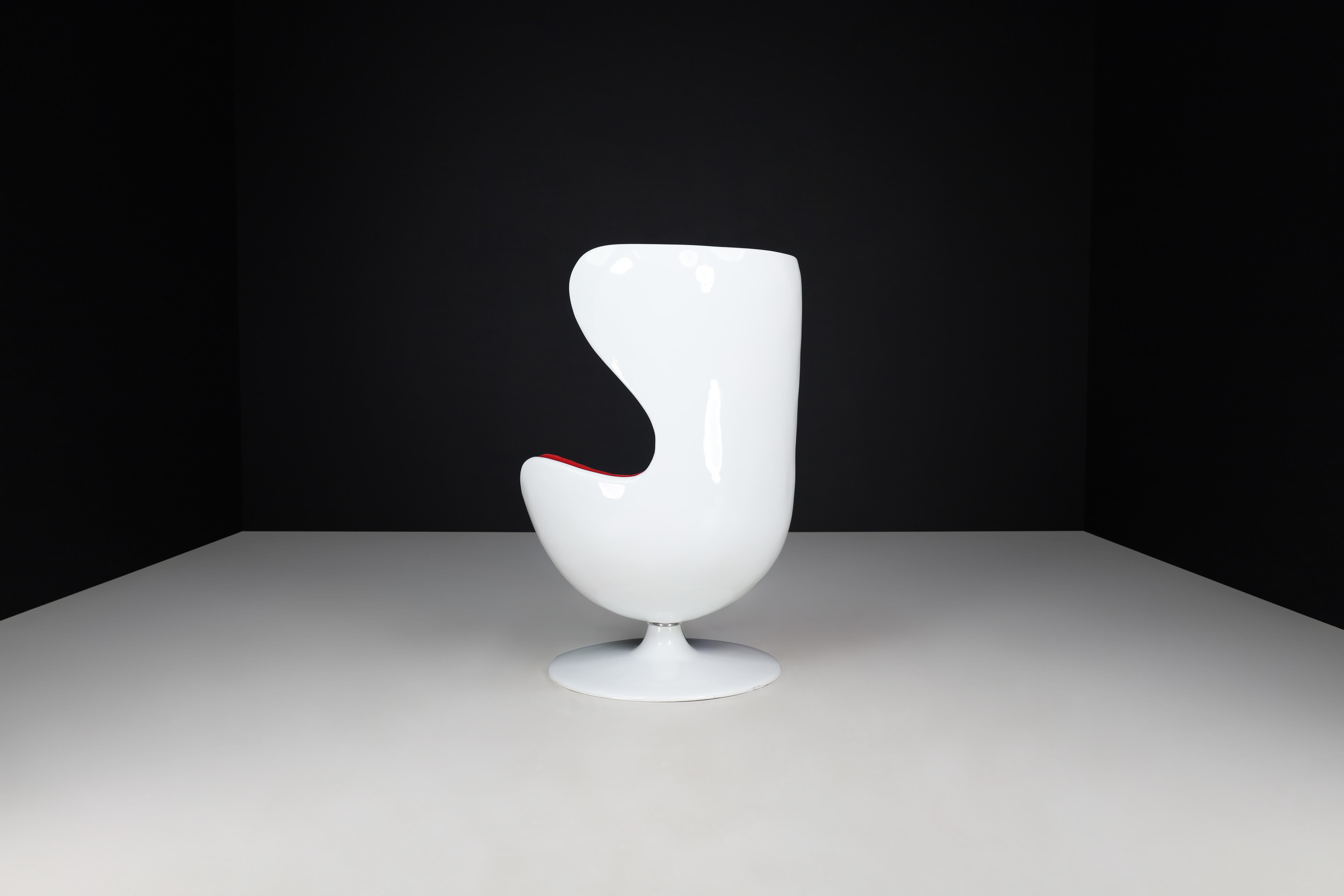 Space Age Swivel Lounge Chair in Red Velour and White Fiberglass, CZ 1970s For Sale 1