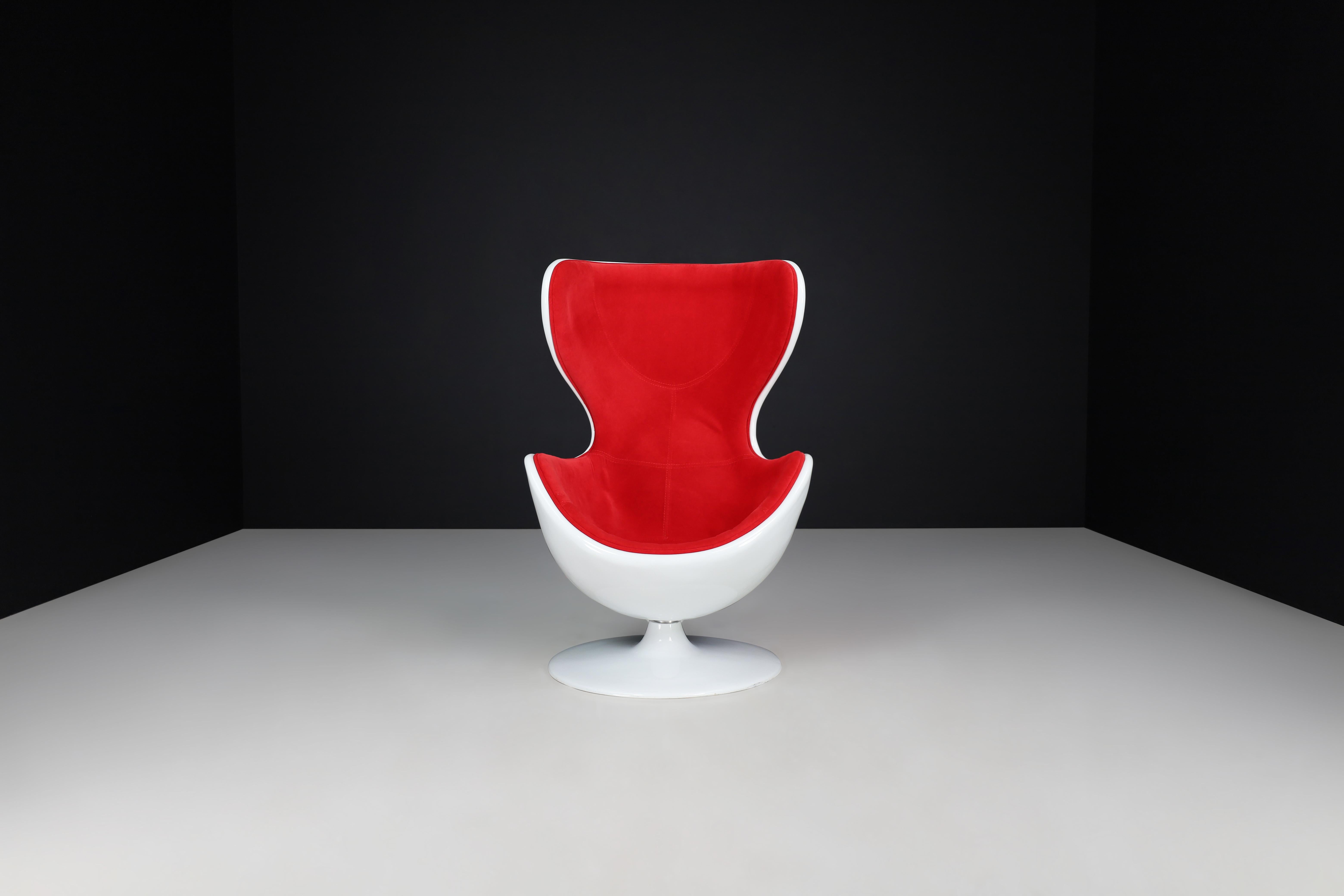 Space Age Swivel Lounge Chair in Red Velour and White Fiberglass, CZ 1970s For Sale 3