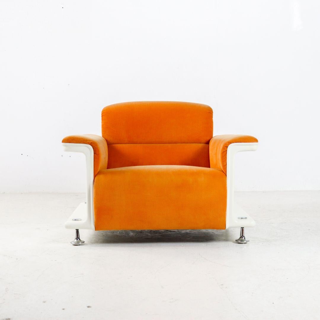 Very rare 'Space Age' armchair by Gerd Lange for Spectrum, the Netherlands, 1970s. The German designer Gerd Lange created a streamlined lounge chair that emphasized pronounced geometric shapes and clear lines. The backrest consists of a wing shape