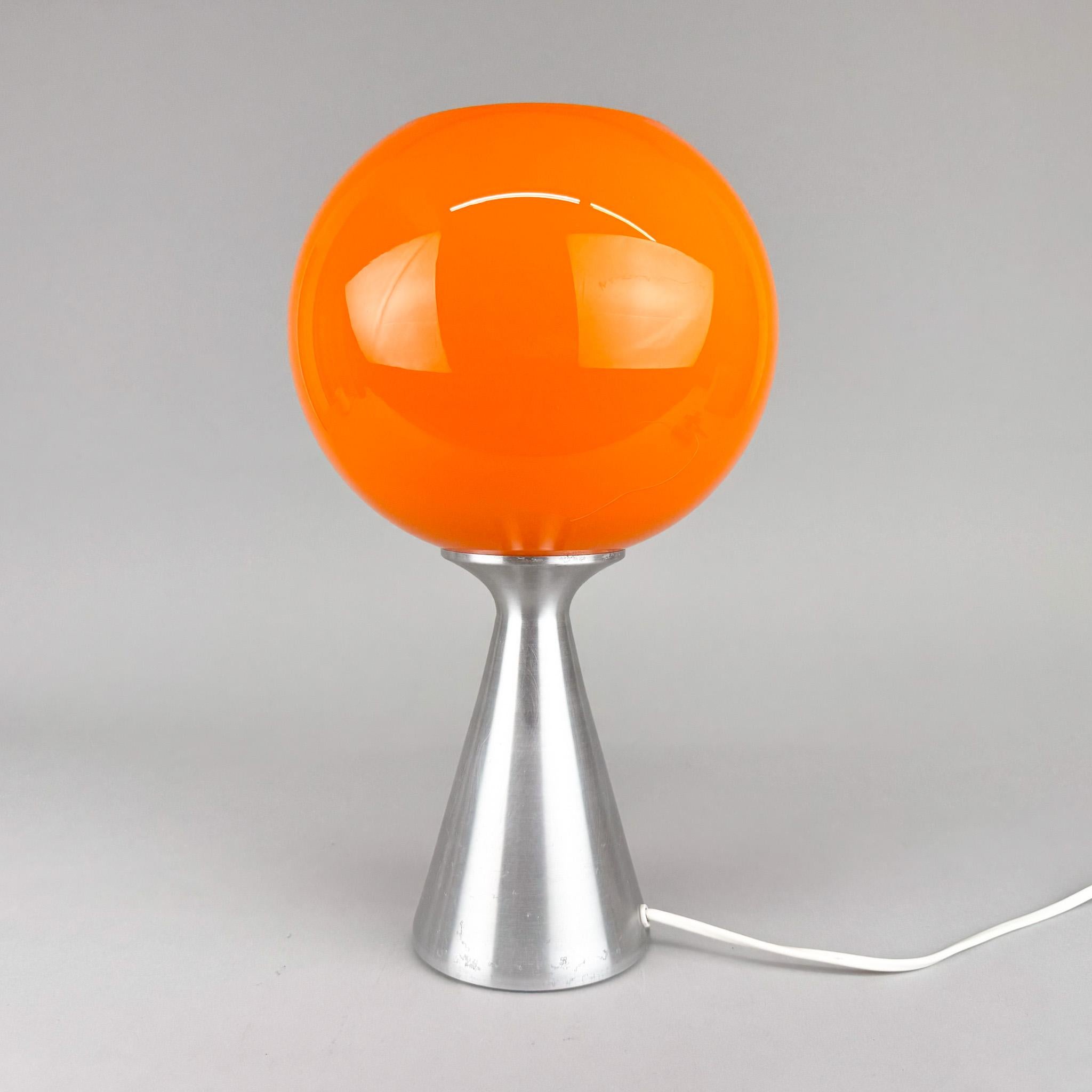Lámpara de mesa de la era espacial atribuida a Aloys Ferdinand Gangkofner y producida por ERCO en Alemania. Cableado original con regulador de intensidad. Esta lámpara de sobremesa globo ERCO de los años 70 también se fabricó, al menos, en blanco y