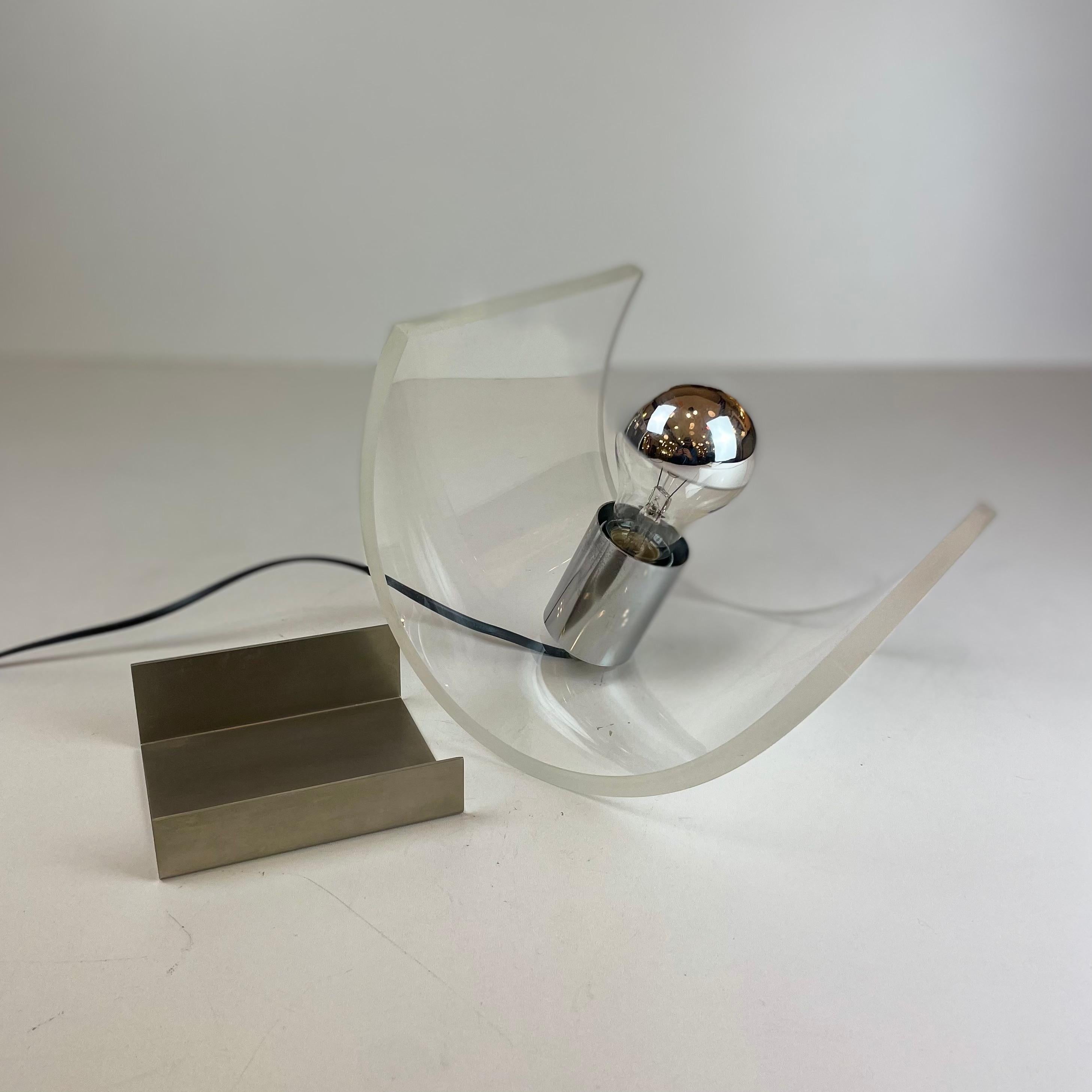 Lampe de table italienne, en acrylique, chrome et acier inoxydable. Les jetons en acrylique peuvent être placés librement sur la base. Conçu dans les années 1970 dans le style de Françoise Arnal et de l'Atelier A.
-
Lampe de table italienne en