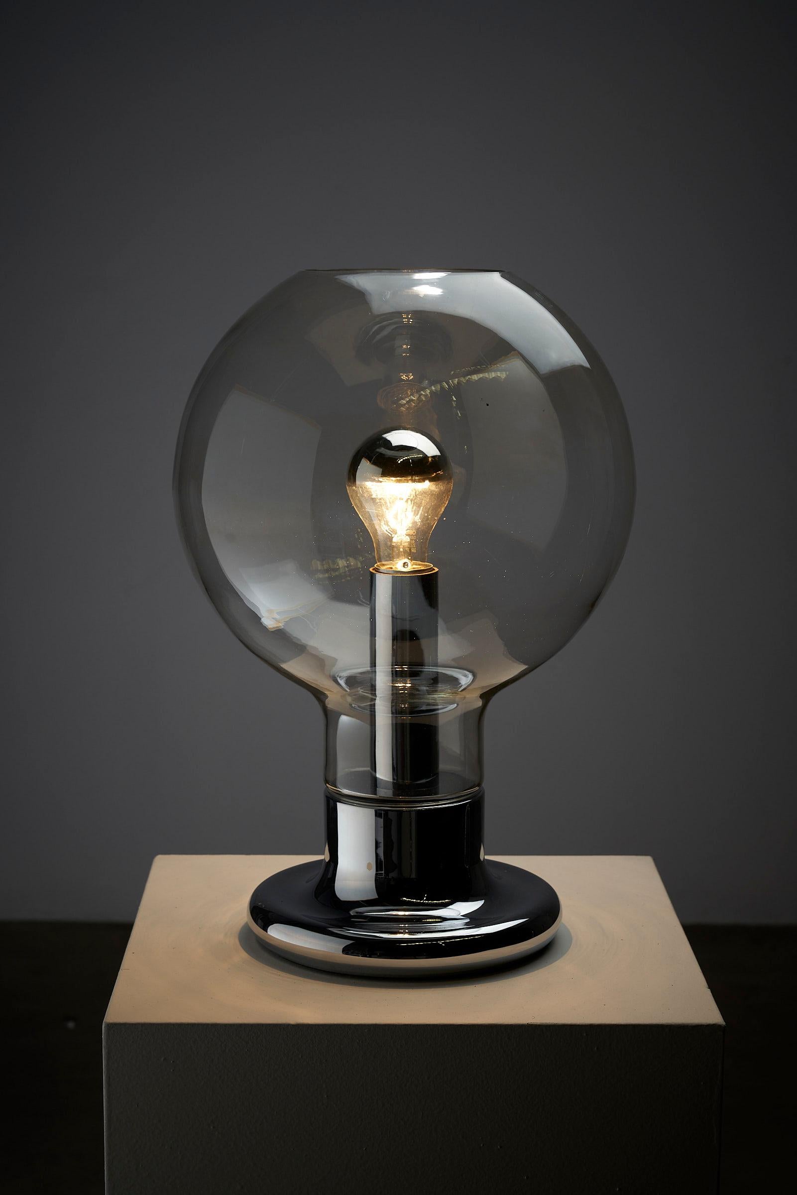 Voici la lampe de table Glass Dome de Cosack Leuchten. Cette lampe à poser dégage un attrait futuriste avec son design épuré et minimaliste, parfait pour ceux qui recherchent une touche d'esthétique de l'ère spatiale.

La lampe se compose d'une base