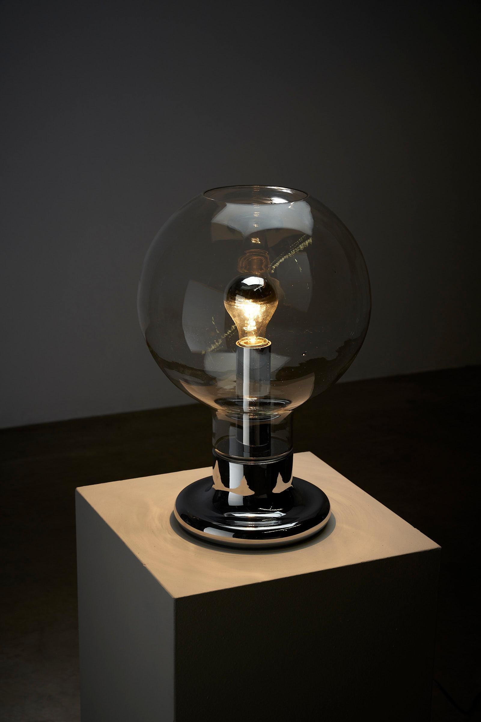 Allemand Lampe de bureau de l'ère spatiale en verre par Cosack Sphere  en vente
